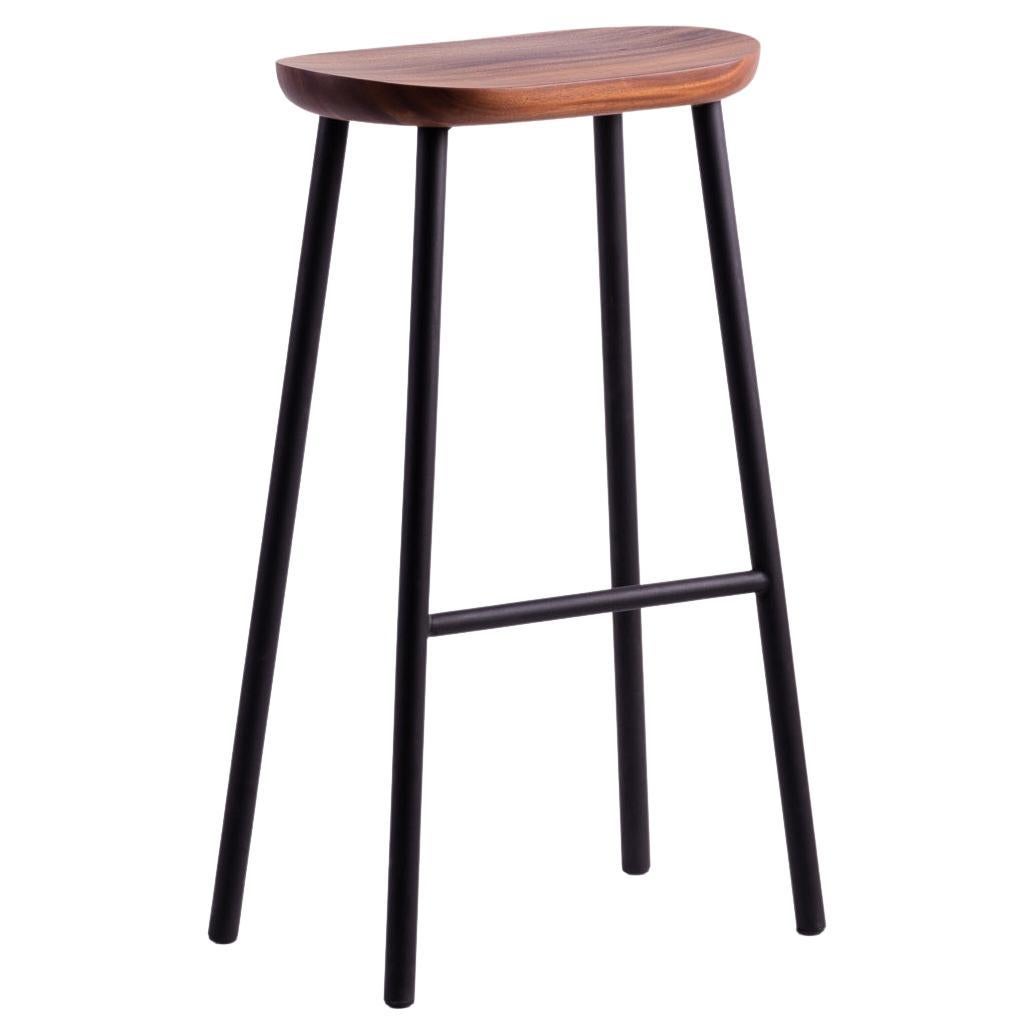 Tabouret de bar en bois d'acacia naturel de Buacheen avec pieds en fer revêtu de poudre noire