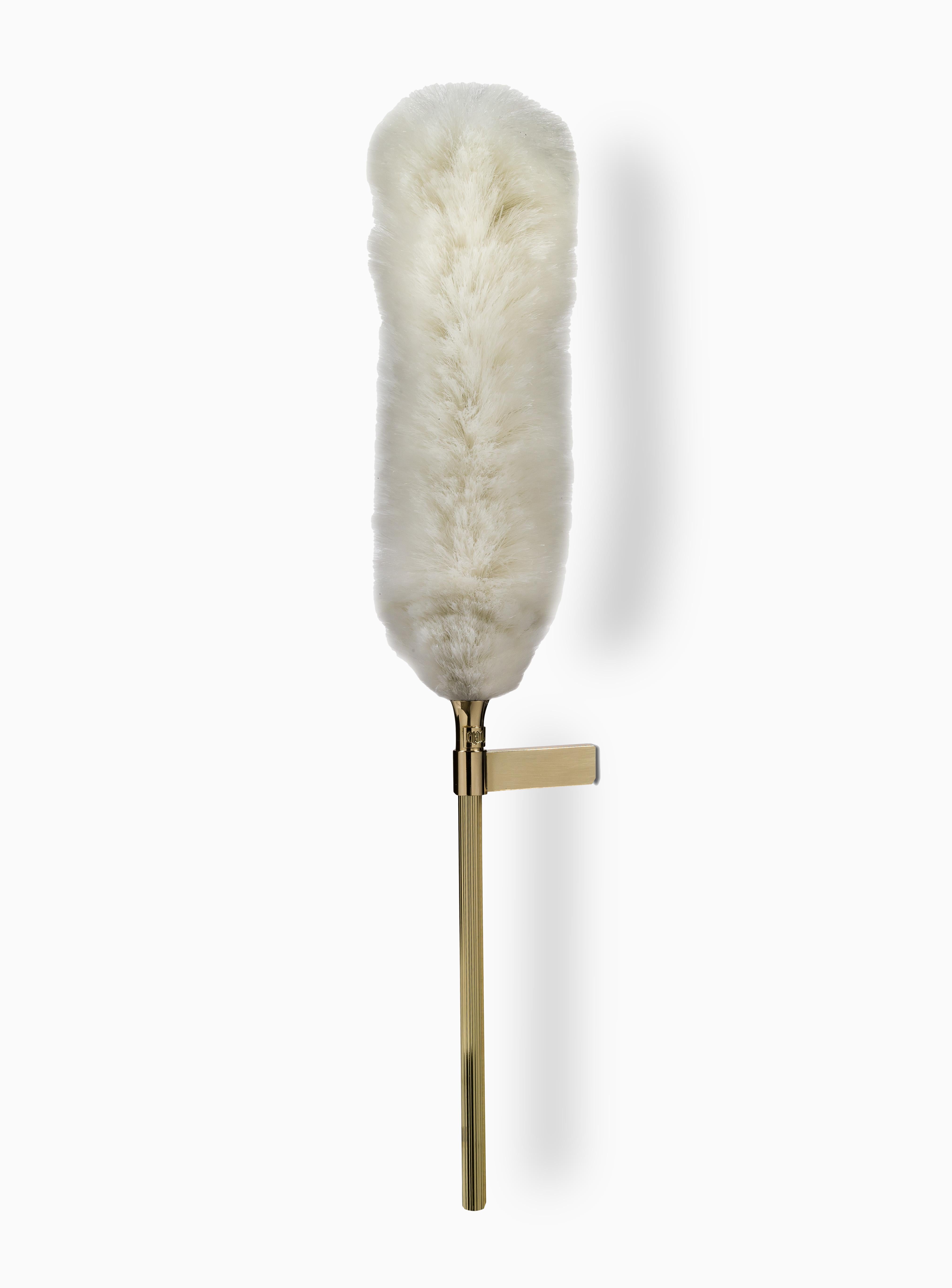 Spolverino con manico in metallo a righe con logo inciso.