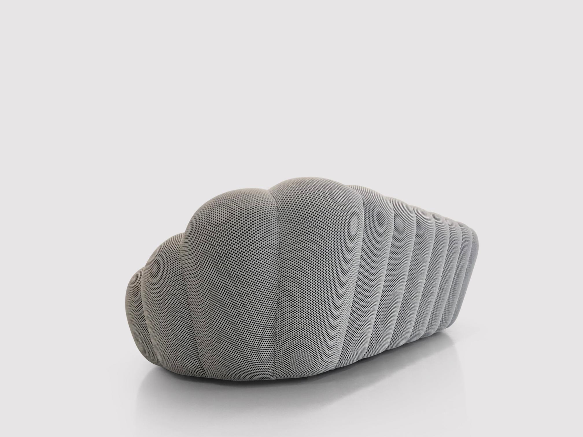 Spectacular contemporary design by Sacha Lakic for Roche Bobois; the Bubble series was designed in 2014 and became an overnight success. The designer was inspired by puffy clouds and natural forms before designing the sofa. The designer wanted to