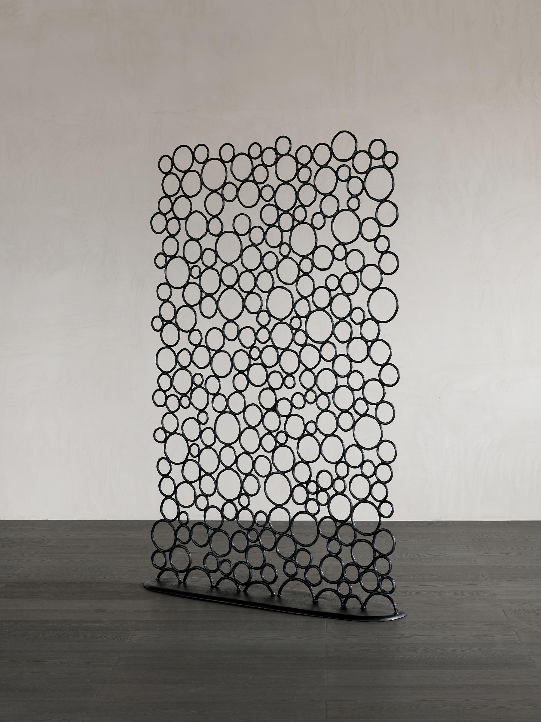Schermo artistico a bolle di DAaZ
Dimensioni: P 30 x L 78,5 x H 161,5 cm.
Materiali: Alluminio.


DAaZ Furniture onora lo spirito di avventura. Accettiamo l'evasione dall'ordinario e ci rallegriamo della magia che si trova nell'inaspettato. La