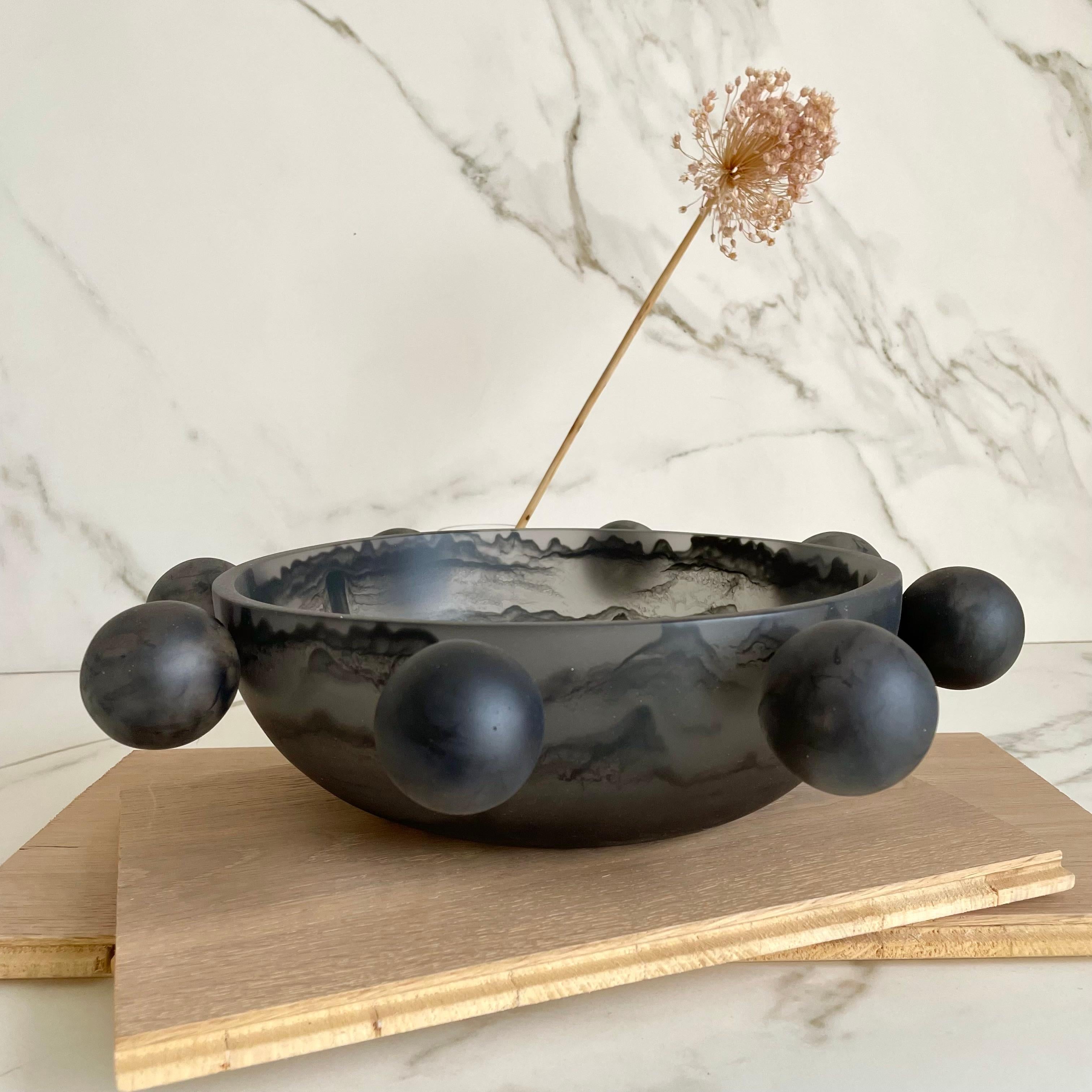 Unsere Bubble Bowl ist handgefertigt aus rauchfarbenem und schwarz marmoriertem Harz. Sein modernes, witziges und einzigartiges Design macht ihn zu einem Blickfang und kann als Dekoration oder als Obstteller verwendet werden.

Entworfen von Paola