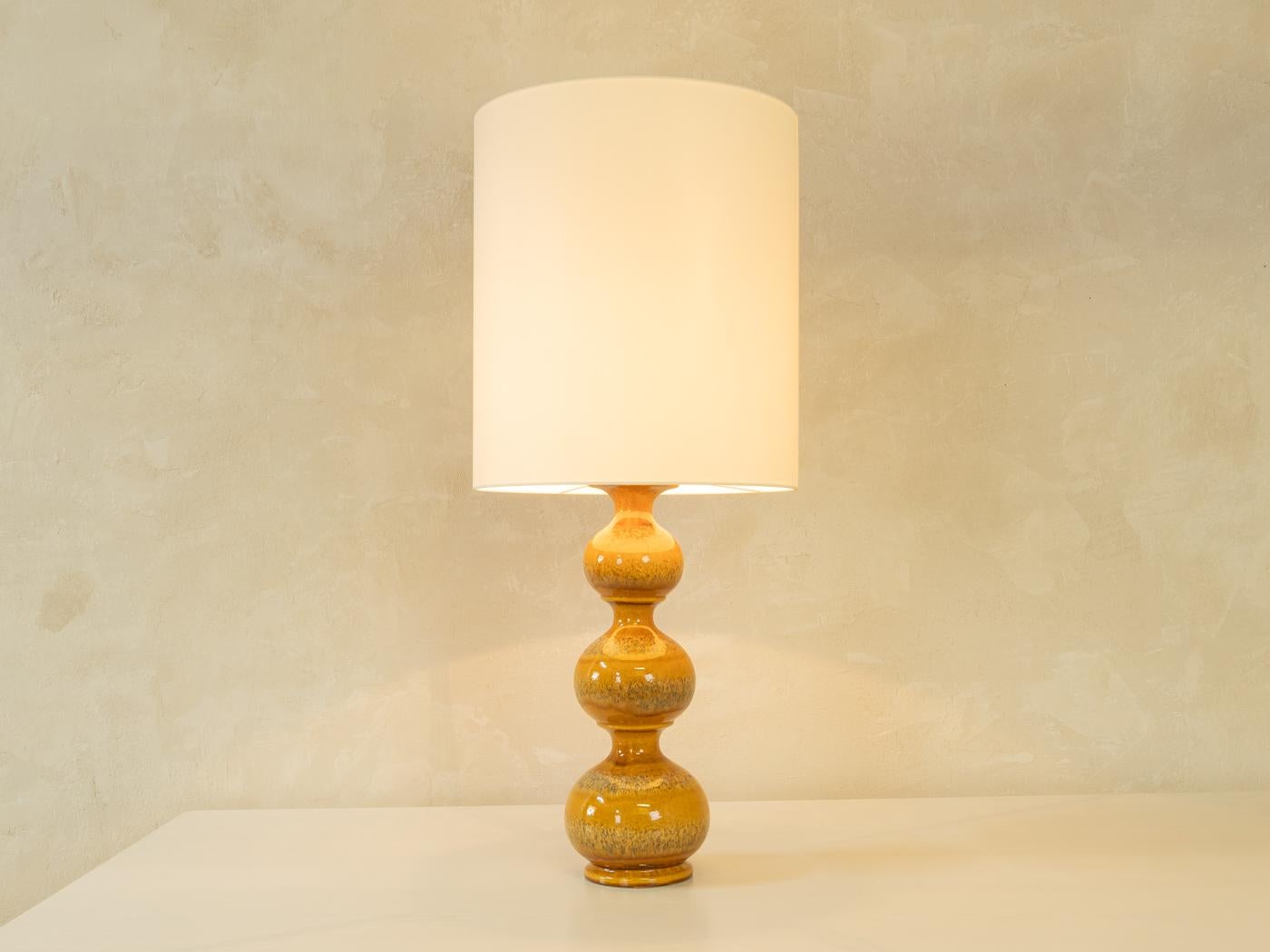 Exclusive bubble table lamp by Kaiser Leuchten from the 1960s. Handcrafted glazed ceramic base in saffron shades with new off-white lampshade.

Quality Features:
very good workmanship
high-quality materials
Made in Germany, manufacturer: Kaiser