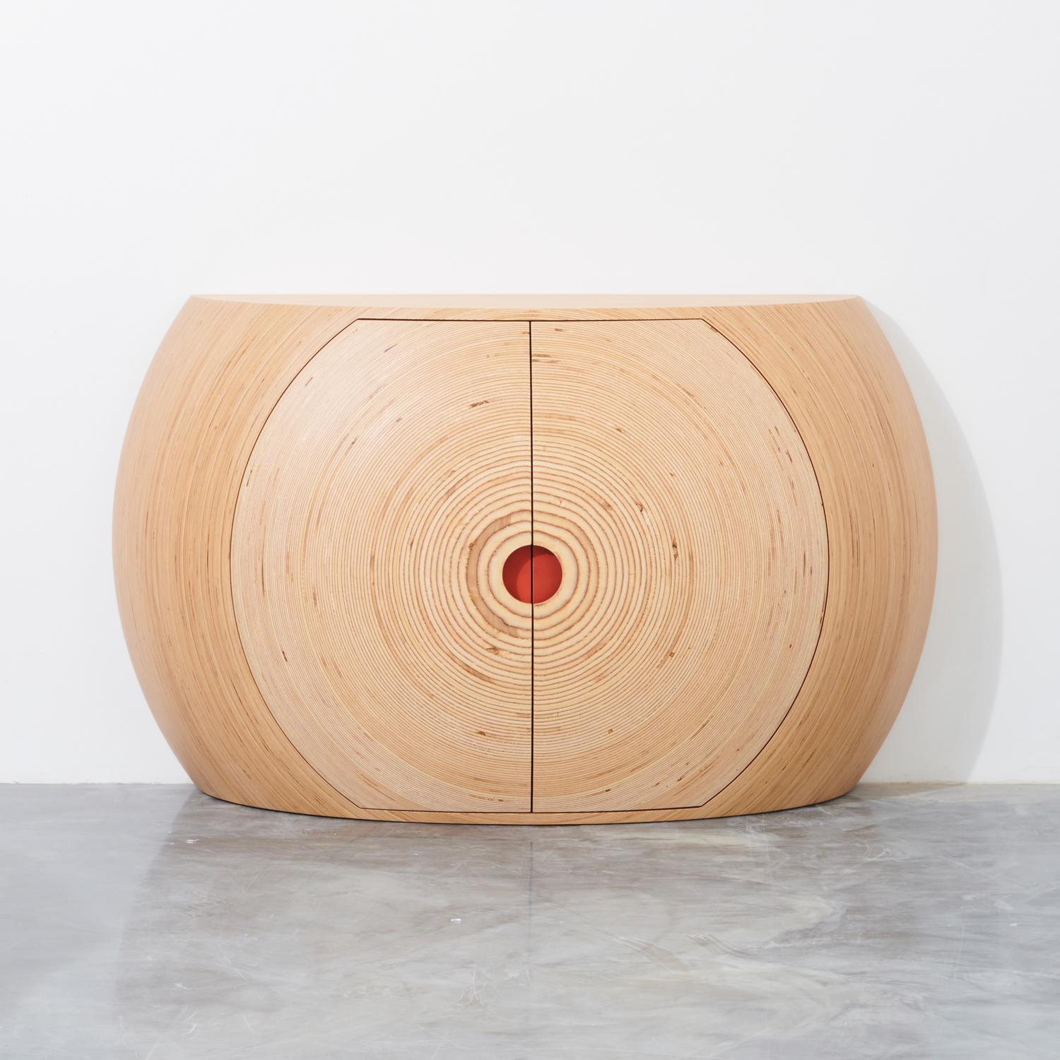 Ezra Ardolino, ausgebildeter Architekt, ist ein Künstler und Unternehmer, der sich auf digitale Fabrikation an der Schnittstelle von Kunst, Architektur und Design spezialisiert hat. Mit seinem tiefgreifenden Verständnis von Materialität und