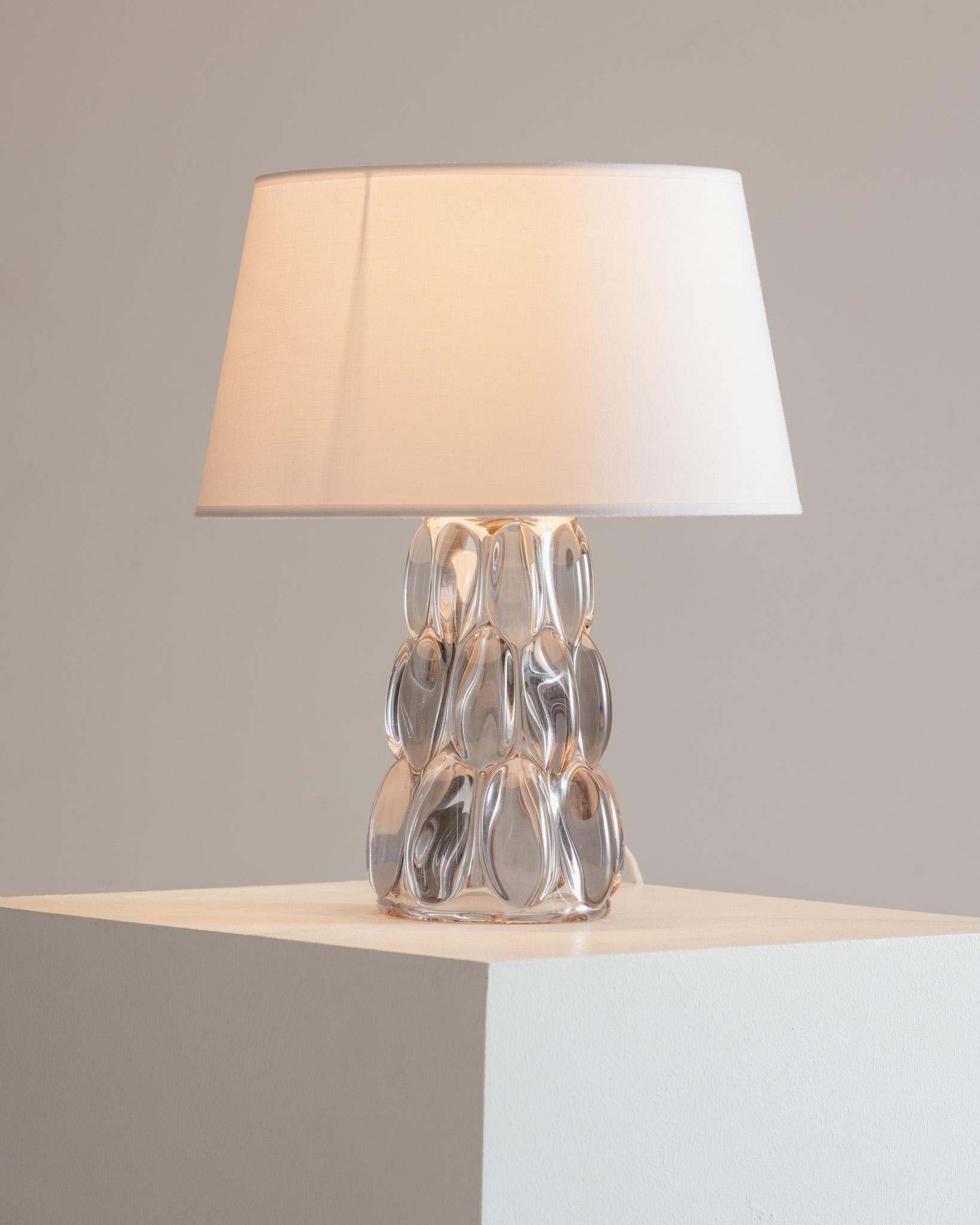 French crystal lamp base, 1960s.
Bubble-shaped form, in good condition and fully functional. Sold without lampshade.

DV3457