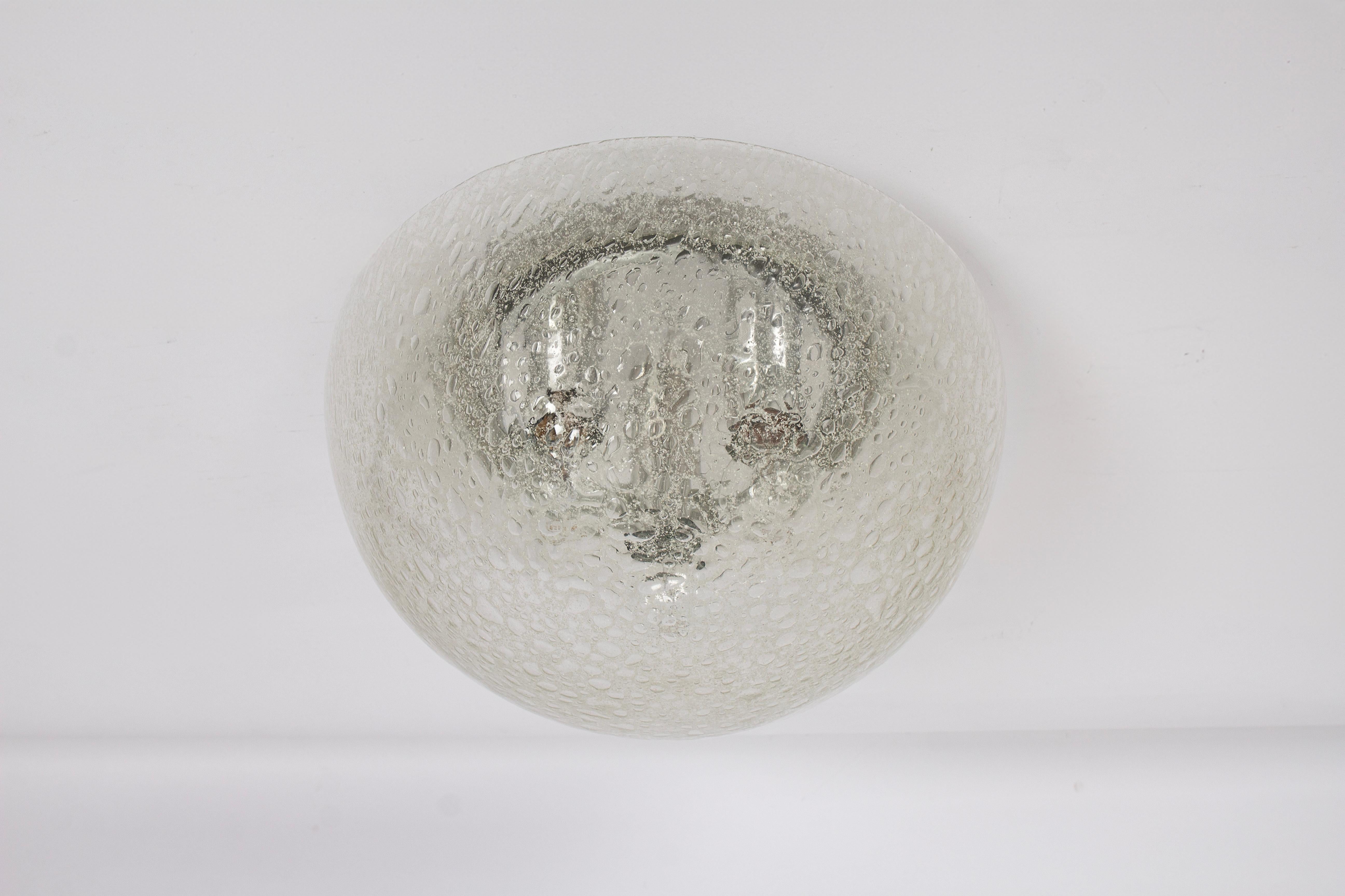 Doria Plafonnier avec un grand verre volcanique de Murano.
Matériaux de haute qualité, donne un merveilleux effet de lumière lorsqu'il est allumé.

Douilles : trois ampoules standard E27. Max 100 Watts.
Les ampoules ne sont pas incluses. Il est