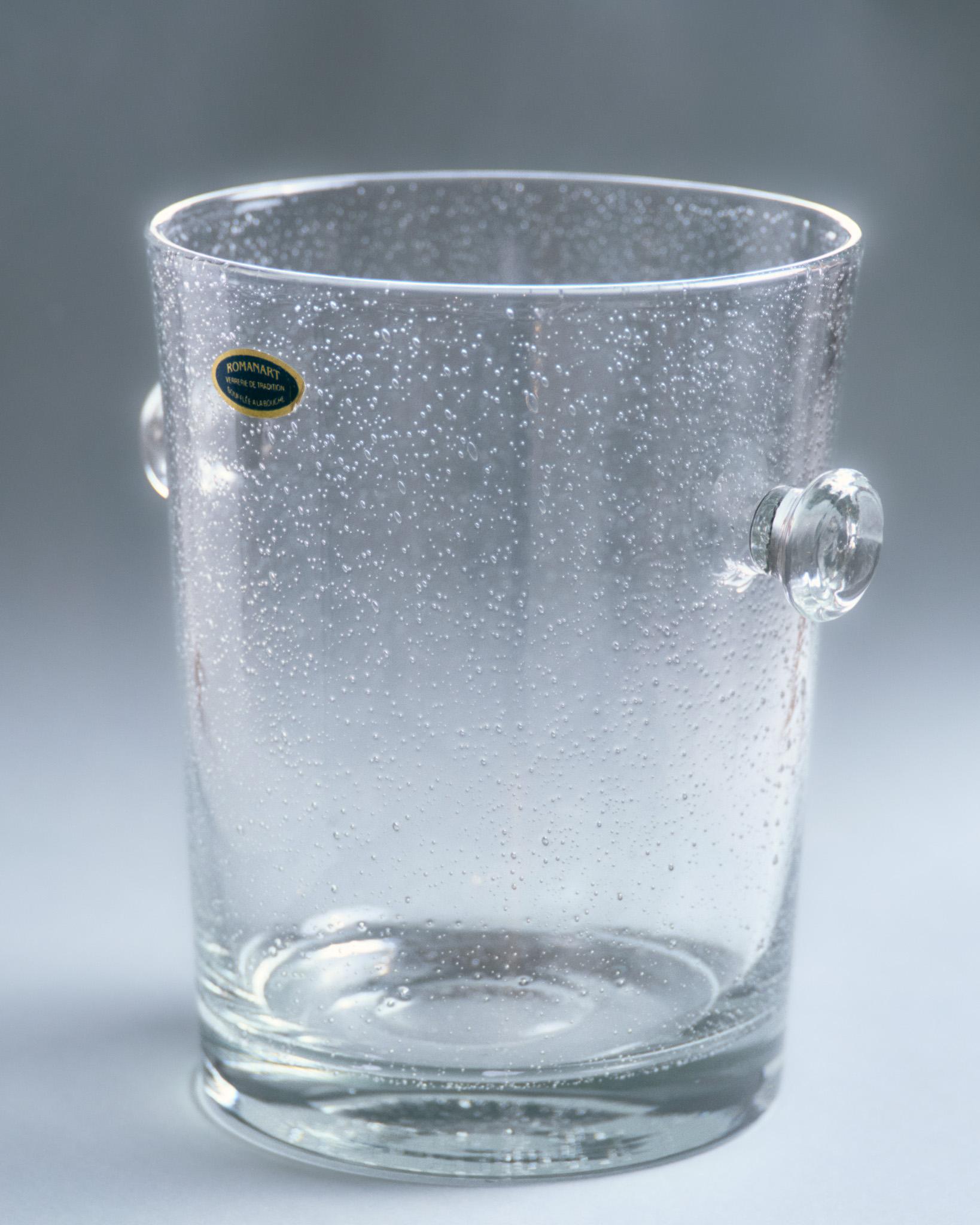 Sektkübel aus klarem, mundgeblasenem Glas mit Blasen, verziert mit zwei heiß aufgetragenen Seitengriffen. Italienische Handwerkskunst von Romanart, in der Tradition von Murano-Glas. Sehr guter Zustand. DV4869