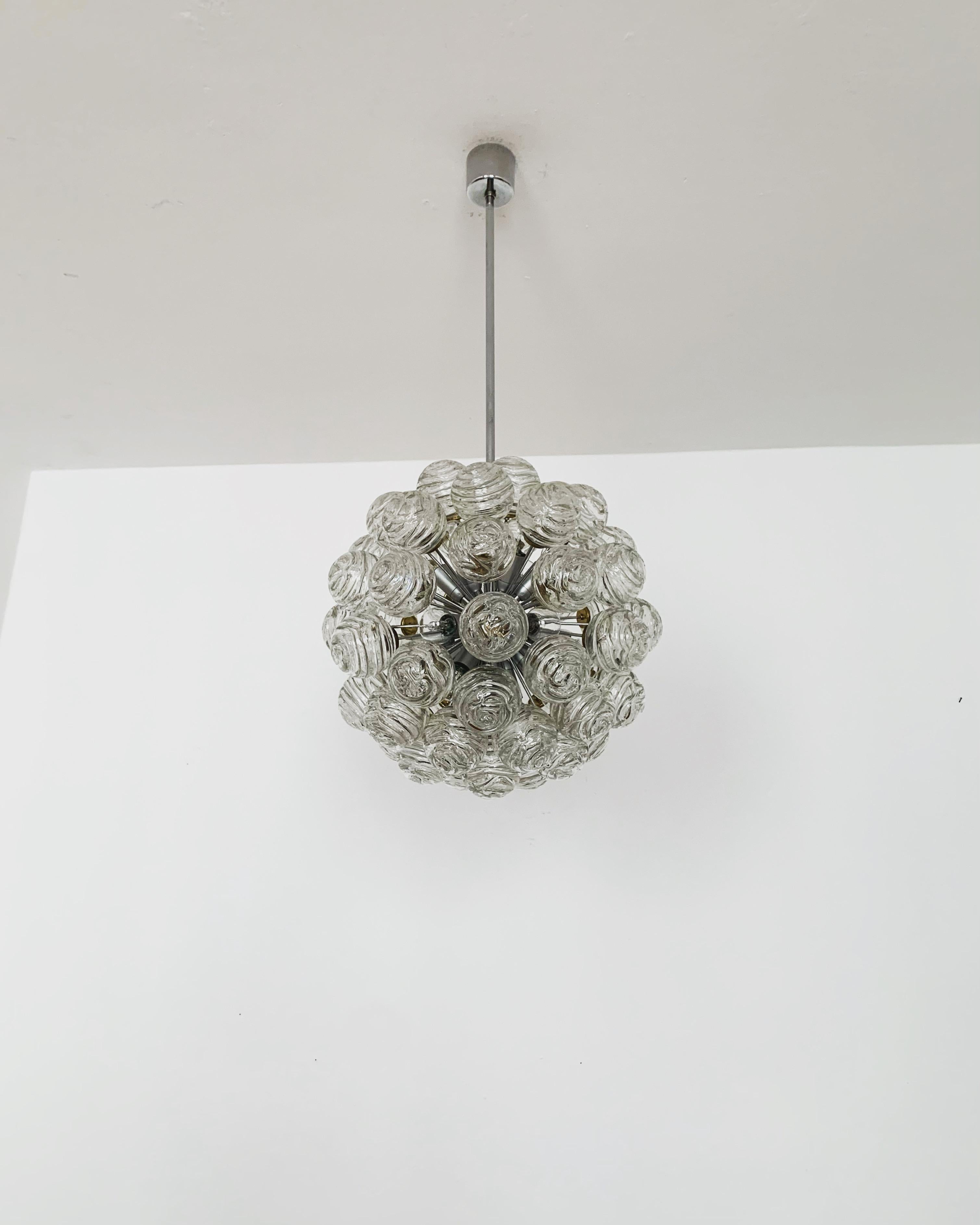 Fabulous bubble glass Sputnik chandelier from the 1960's.
The lamp with the 55 glass balls is very noble.
The structure in the glass shades creates a spectacular play of light.
An absolute eye-catcher.

Manufacturer: Doria

Condition:

Very