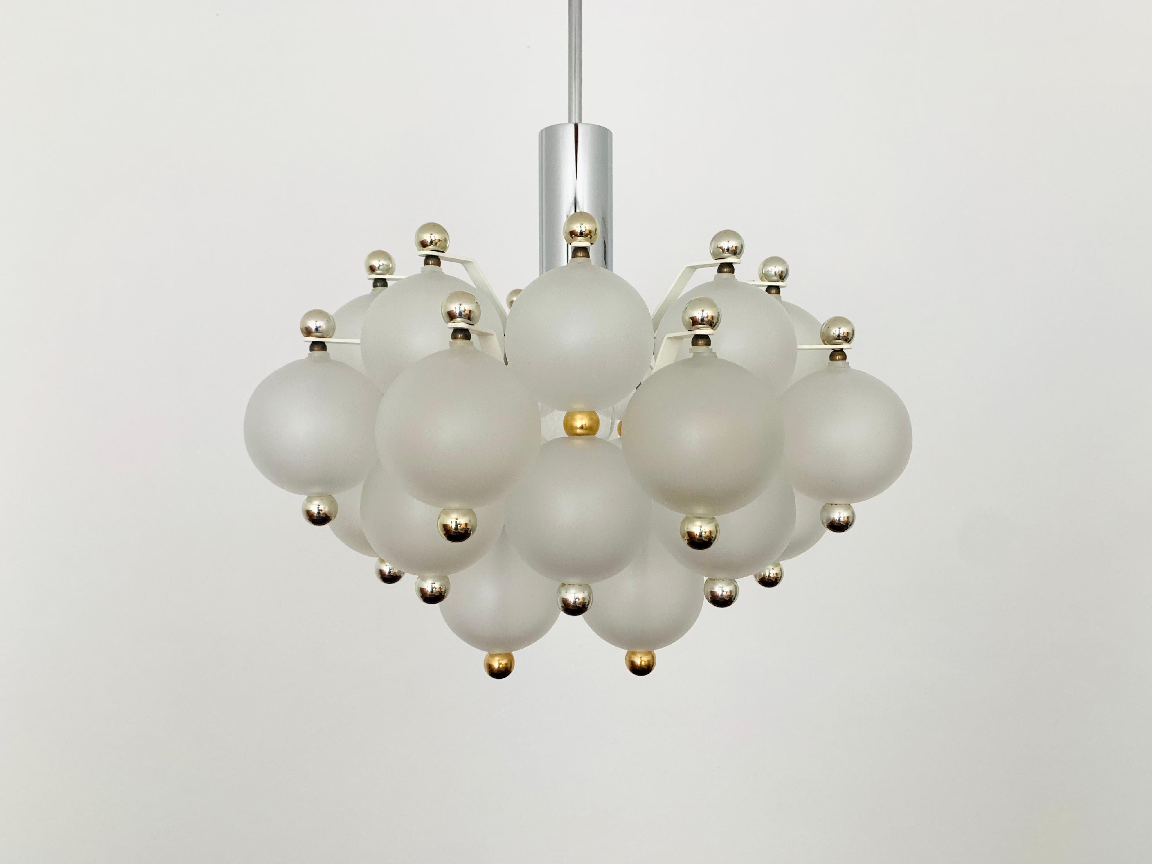 Beautiful chandelier from the 1960s.
The 31 beautifully shaped Murano glass elements with the etched surface create an impressive play of light.
Very high-quality workmanship and a real eye-catcher for every home.

Condition:

Very good vintage