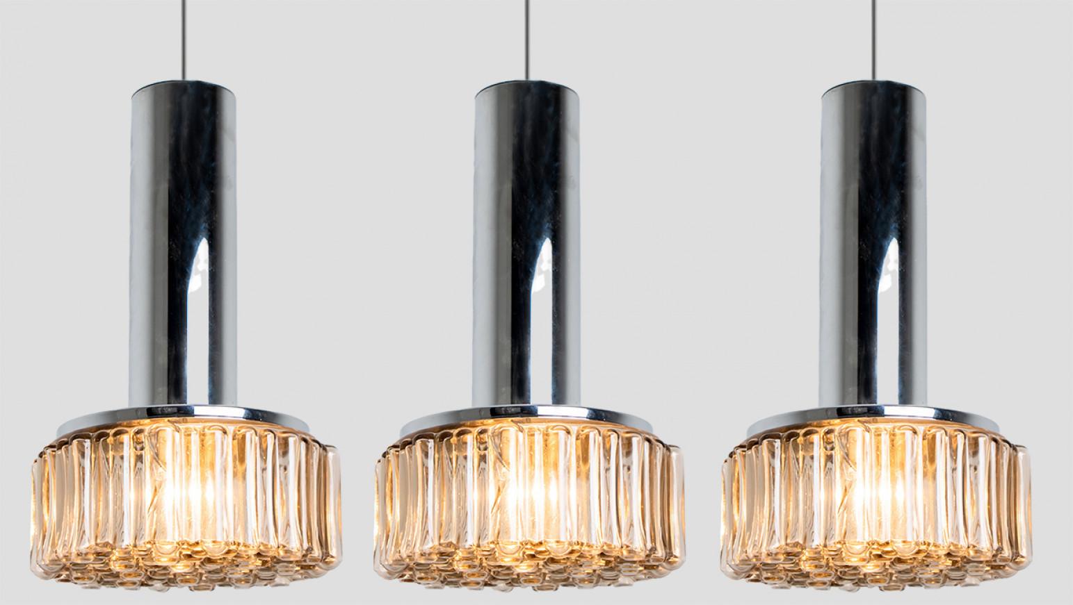 L'une des trois lampes suspendues originales des années 1970 produites par Staff Leuchten, Allemagne.
Luminaires en verre de qualité supérieure avec abat-jour en verre bullé sur une suspension en chrome argenté clair. Pièces originales.
Cet article