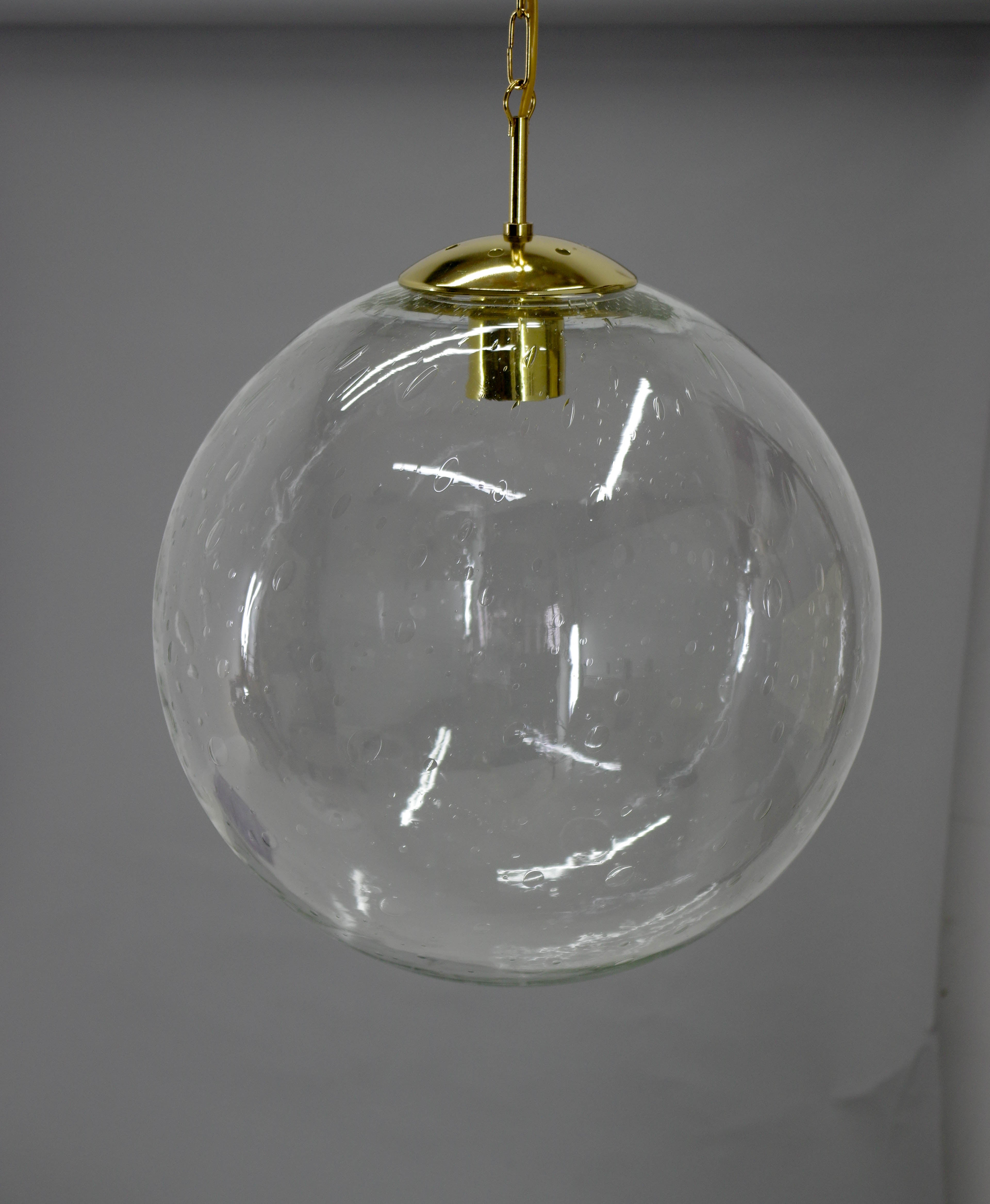 Bigli mundgeblasener Glasanhänger in perfektem Zustand.
Neu verdrahtet: 1x100W, E25-E27 Glühbirne
US-Verkabelung kompatibel