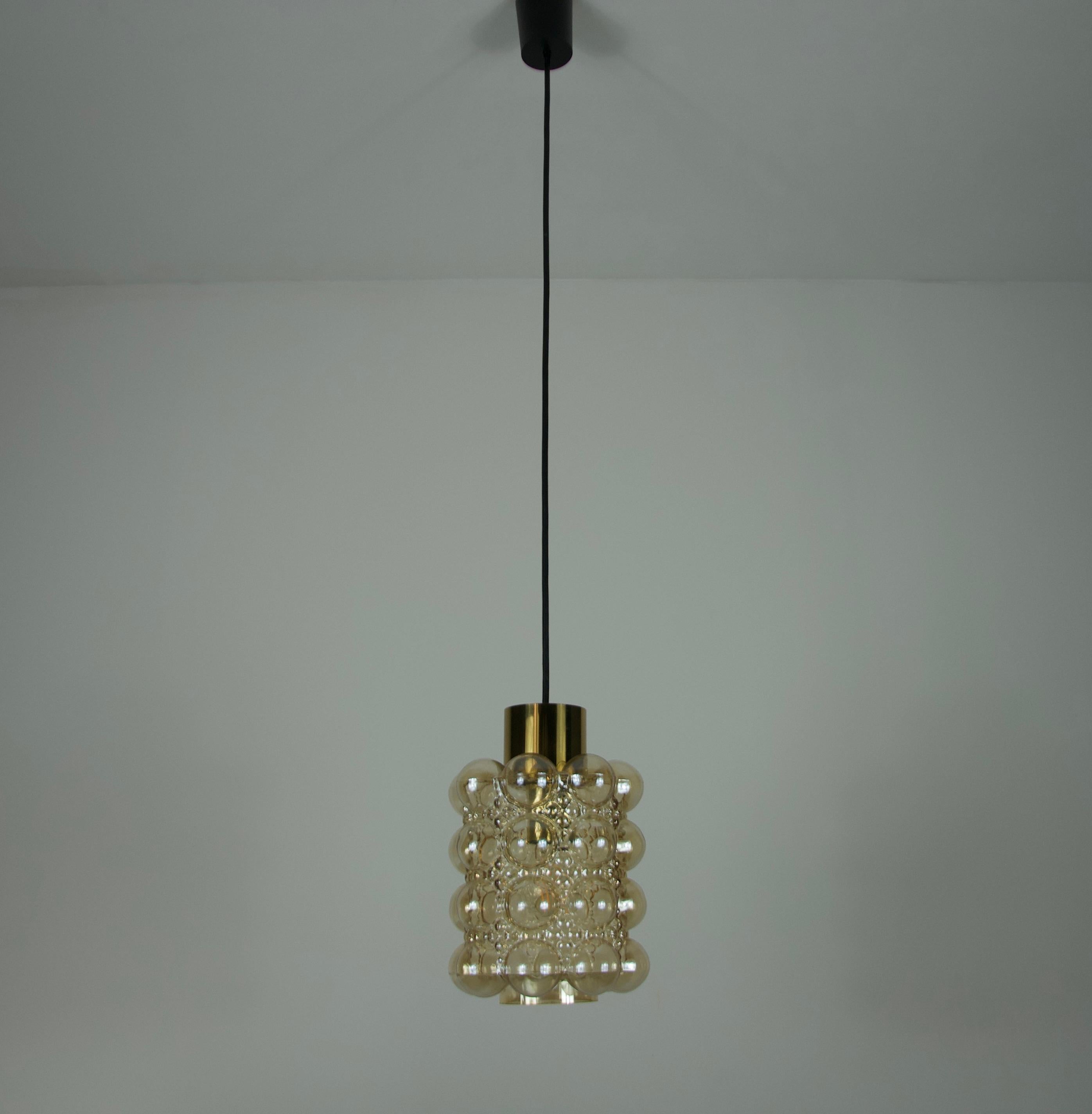 Lámpara colgante de vidrio burbuja de Helena Tynell para Limburg, fabricada en Alemania en la década de 1960. Helena Tynell es una diseñadora de vidrio y cerámica que ha trabajado para muchas empresas europeas. Una de sus obras maestras es esta