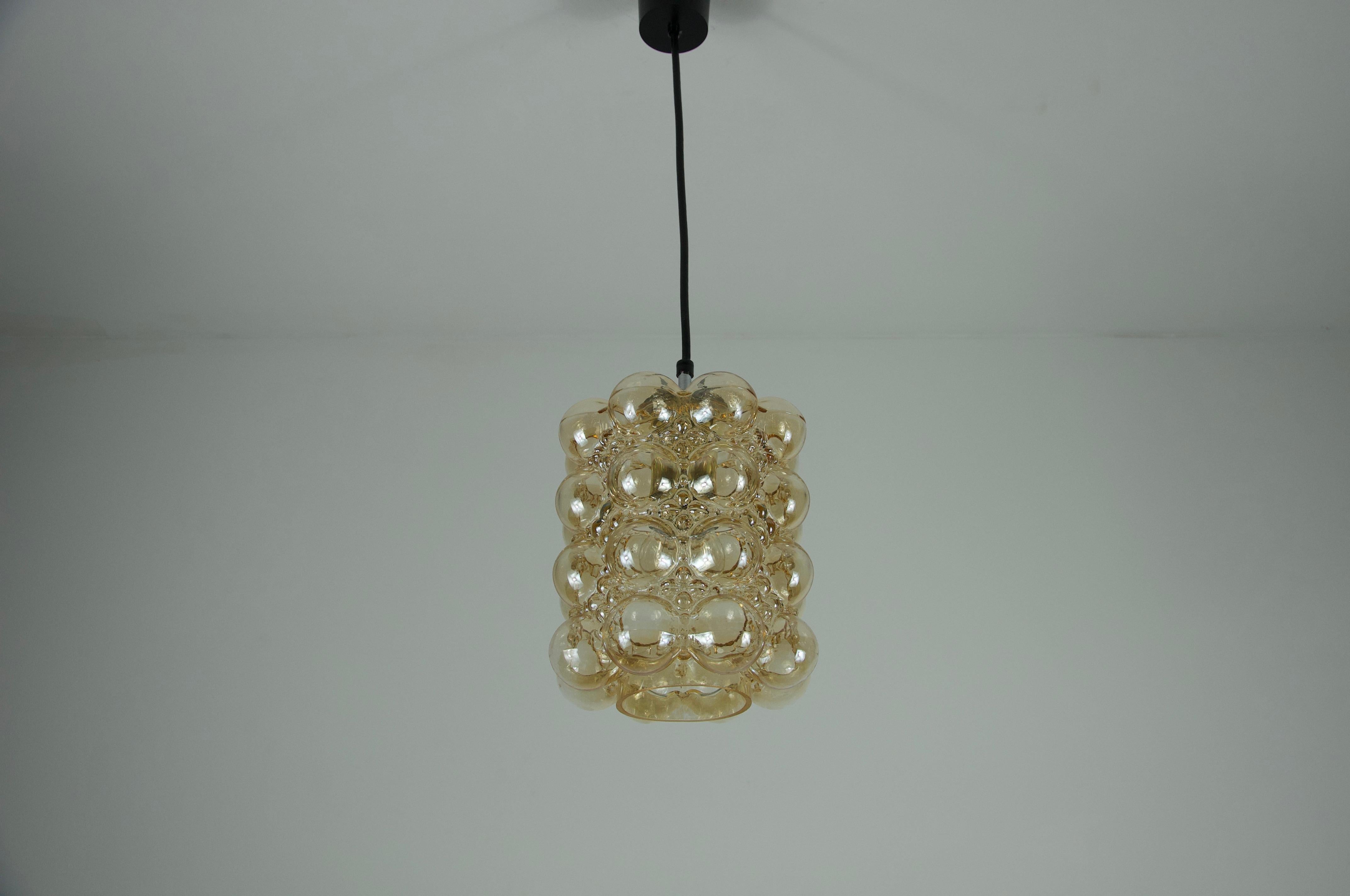 Lampada a sospensione in vetro a bolle d'aria di Helena Tynell per Limburg, realizzata in Germania negli anni Sessanta. Helena Tynell è una designer di vetro e ceramica che ha lavorato per molte aziende europee. Uno dei suoi capolavori è questa