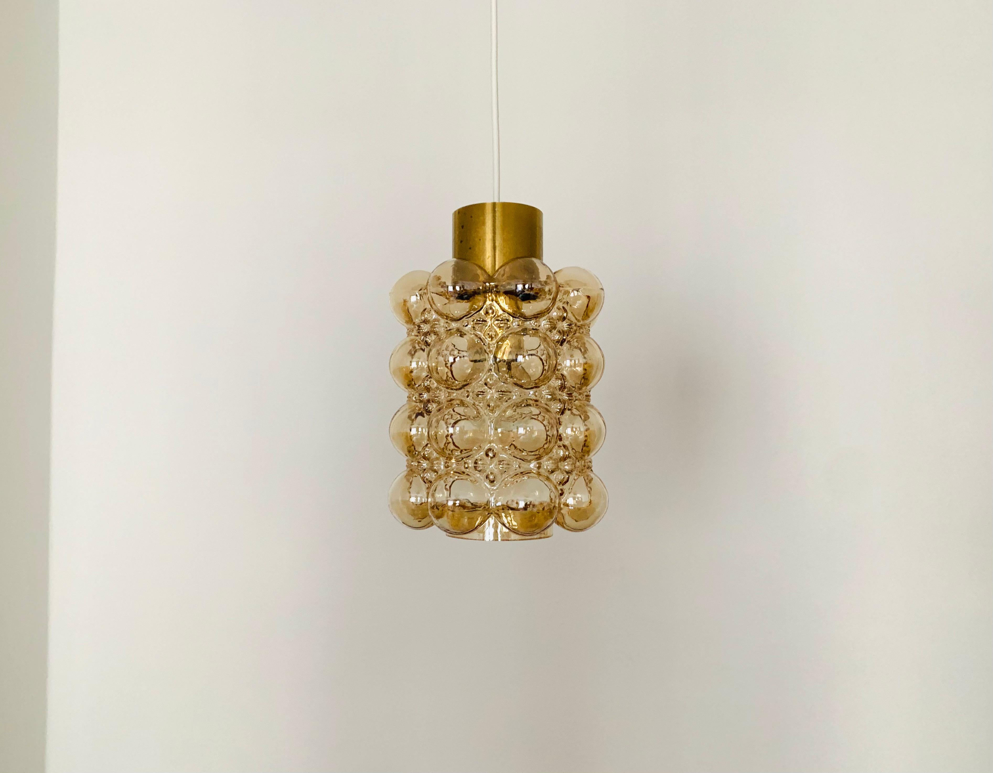 Sehr schöne Hängeleuchte aus Blasenglas von Helena Tynell für die Limburger Glashütte.
Die Lampe verbreitet ein spektakuläres Lichtspiel im Raum und verzaubert mit ihrer Ausstrahlung.
Hochwertige Verarbeitung und außergewöhnliches