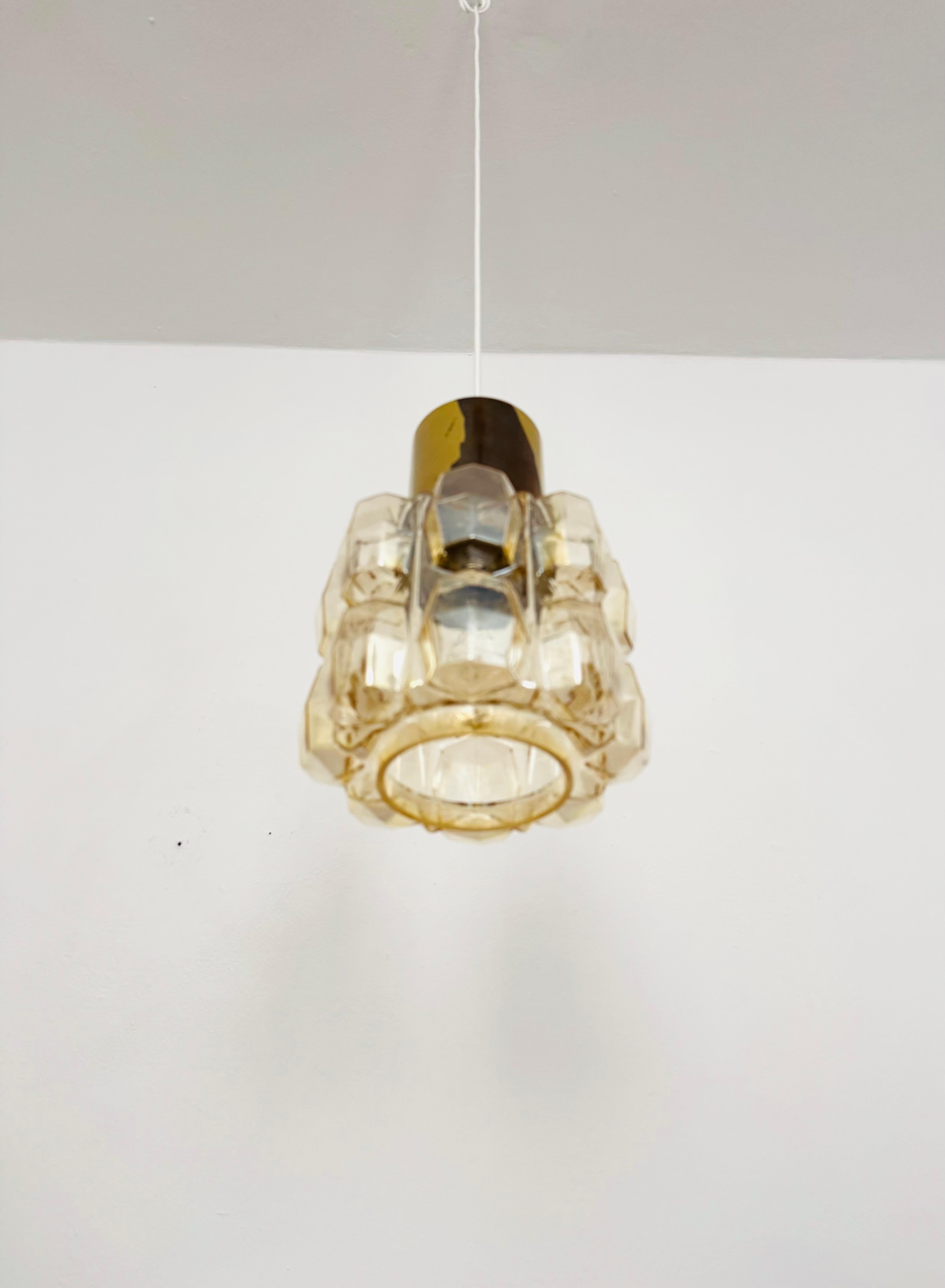 Bellissima lampada a sospensione in vetro a bolle di Helena Tynell per la vetreria Limburg.
La lampada diffonde uno spettacolare gioco di luci nella stanza e incanta con il suo carisma.
Lavorazione di alta qualità e design eccezionale.

Design: