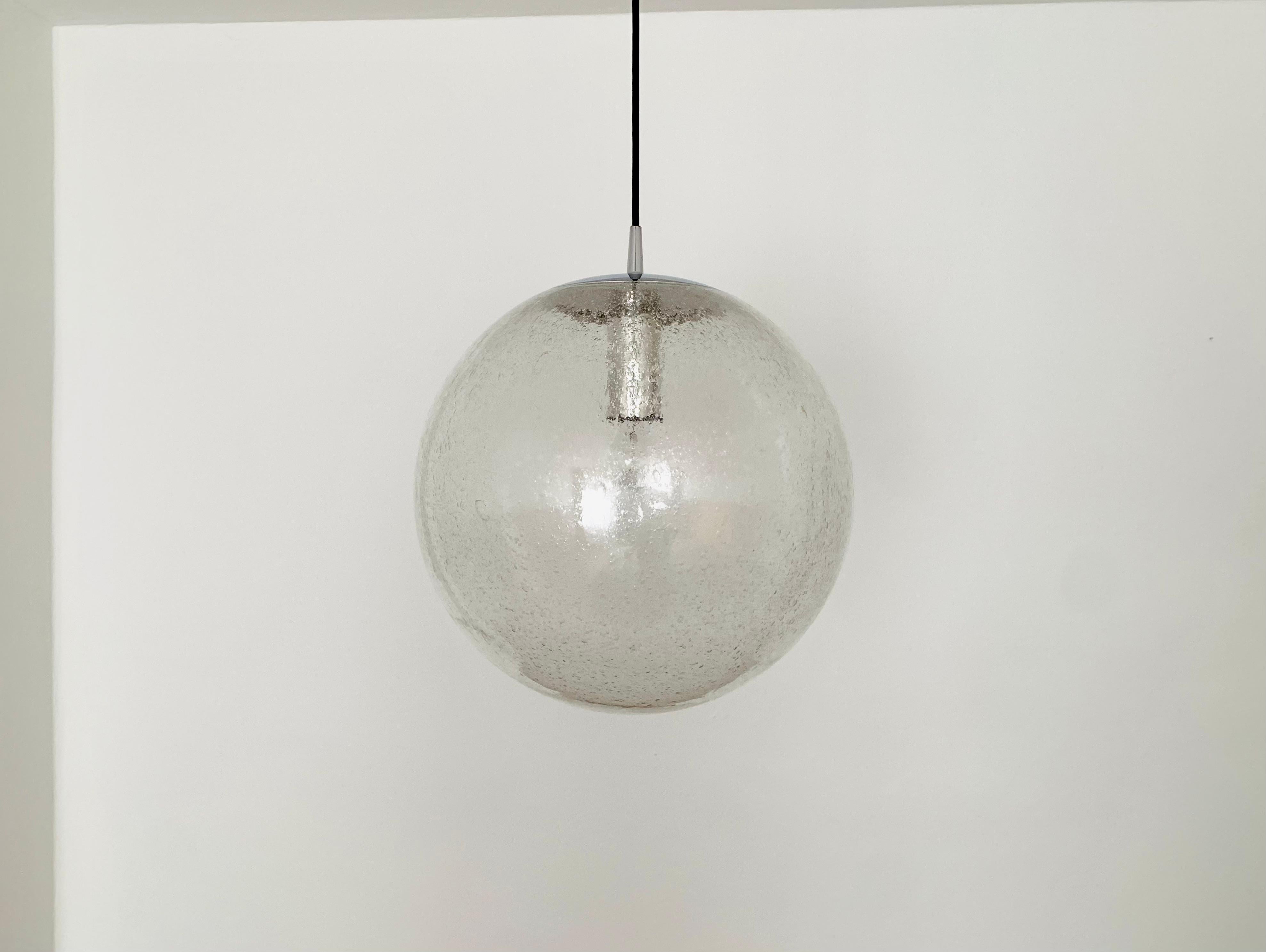 Très grande lampe suspendue en verre bullé des années 1960.
La lampe est très élégante et attire le regard dans toutes les pièces.
La structure du verre crée un jeu de lumière spectaculaire.

Fabricant : Peill et Putzler

Condit :

Très bon état