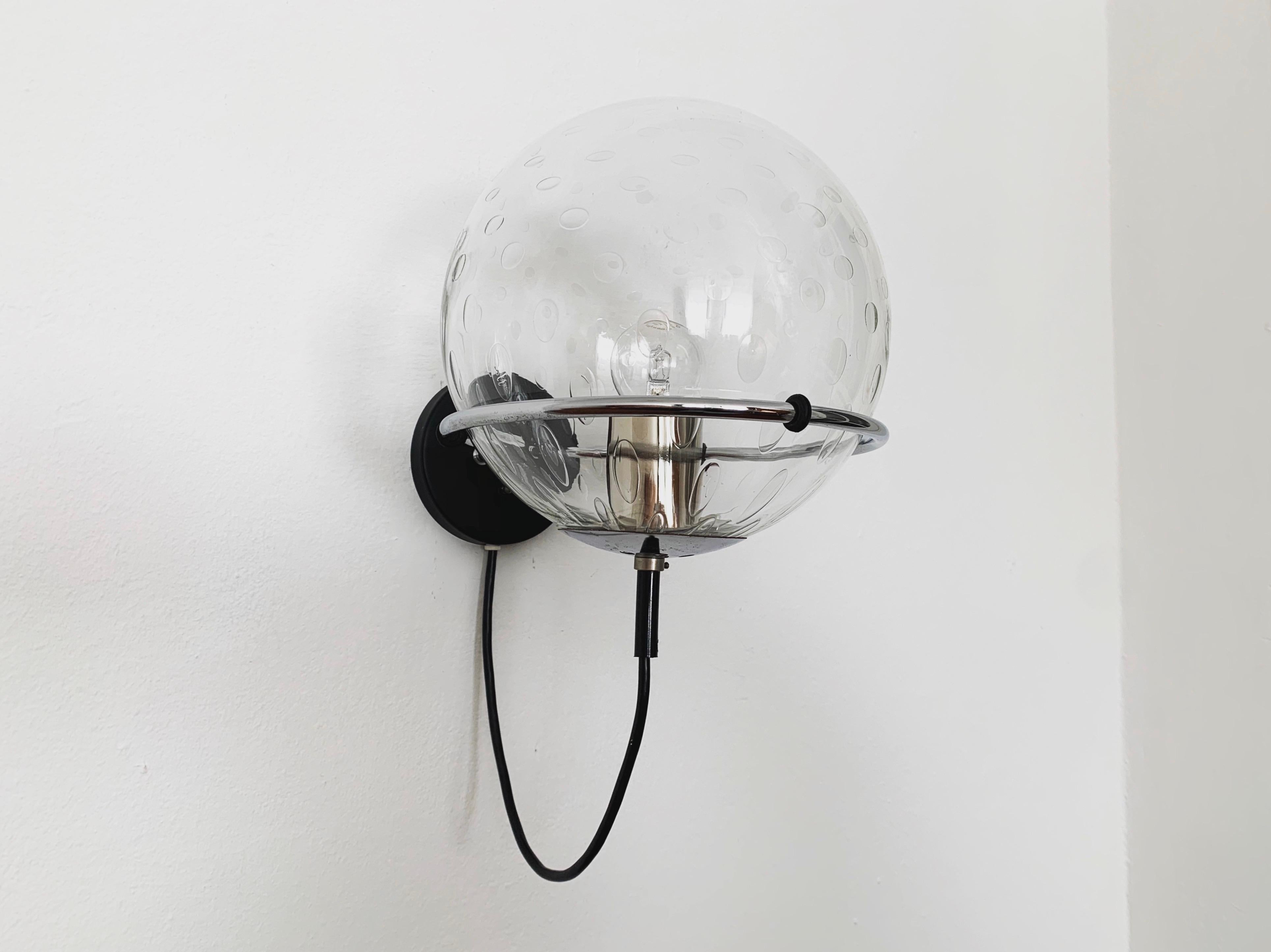 Stunning wall lamp from the 1960s.
Very unusual design and very high quality workmanship.
The design creates a spectacular play of light.

Manufacturer: Raak Amsterdam

Condition:

Very good vintage condition with slight signs of wear