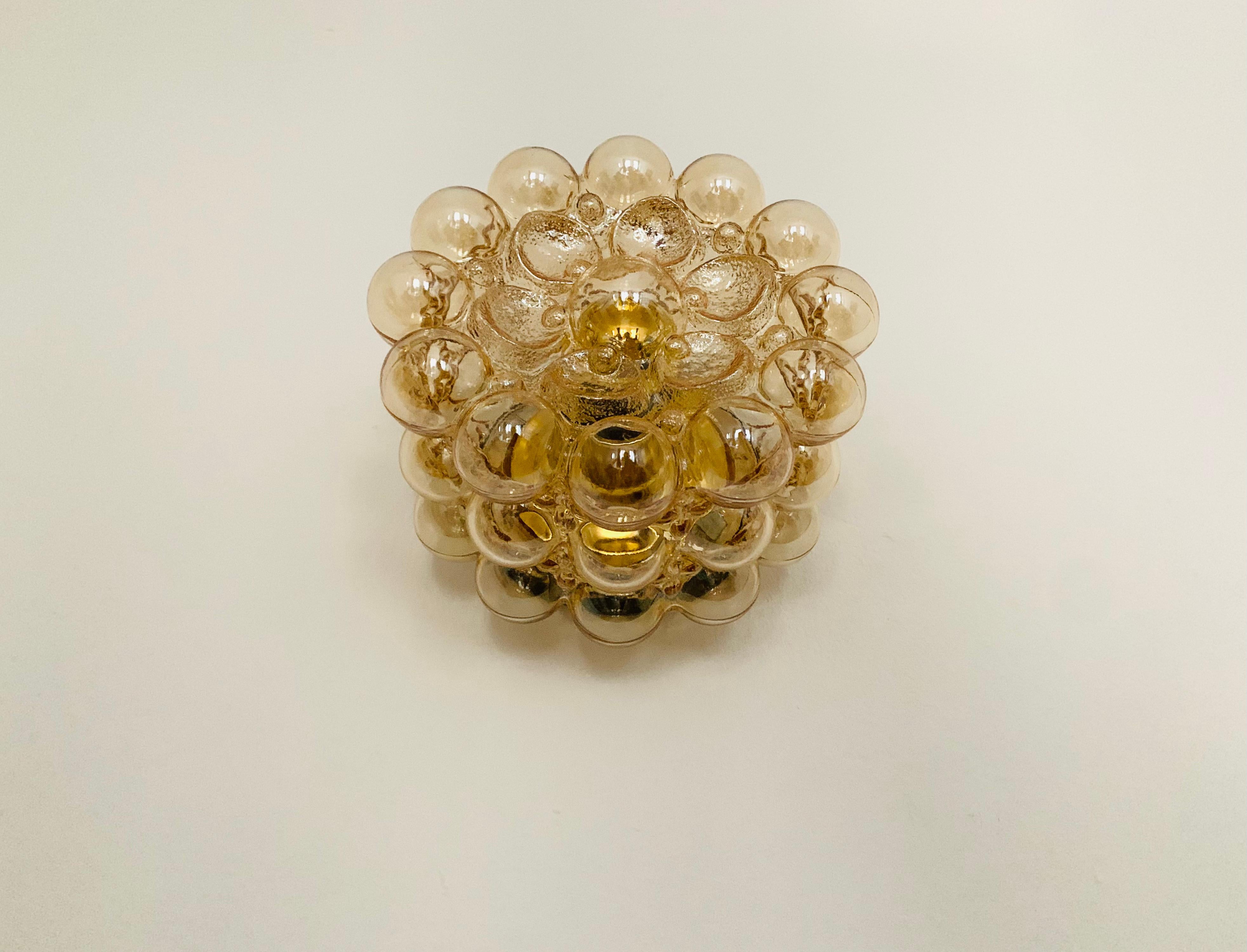 Lampada da parete o da soffitto in vetro a bolle eccezionalmente grande e bella, risalente agli anni '60.
Design fantastico e lavorazione di alta qualità.
La lampada colpisce per le sue dimensioni imponenti e per lo spettacolare gioco di