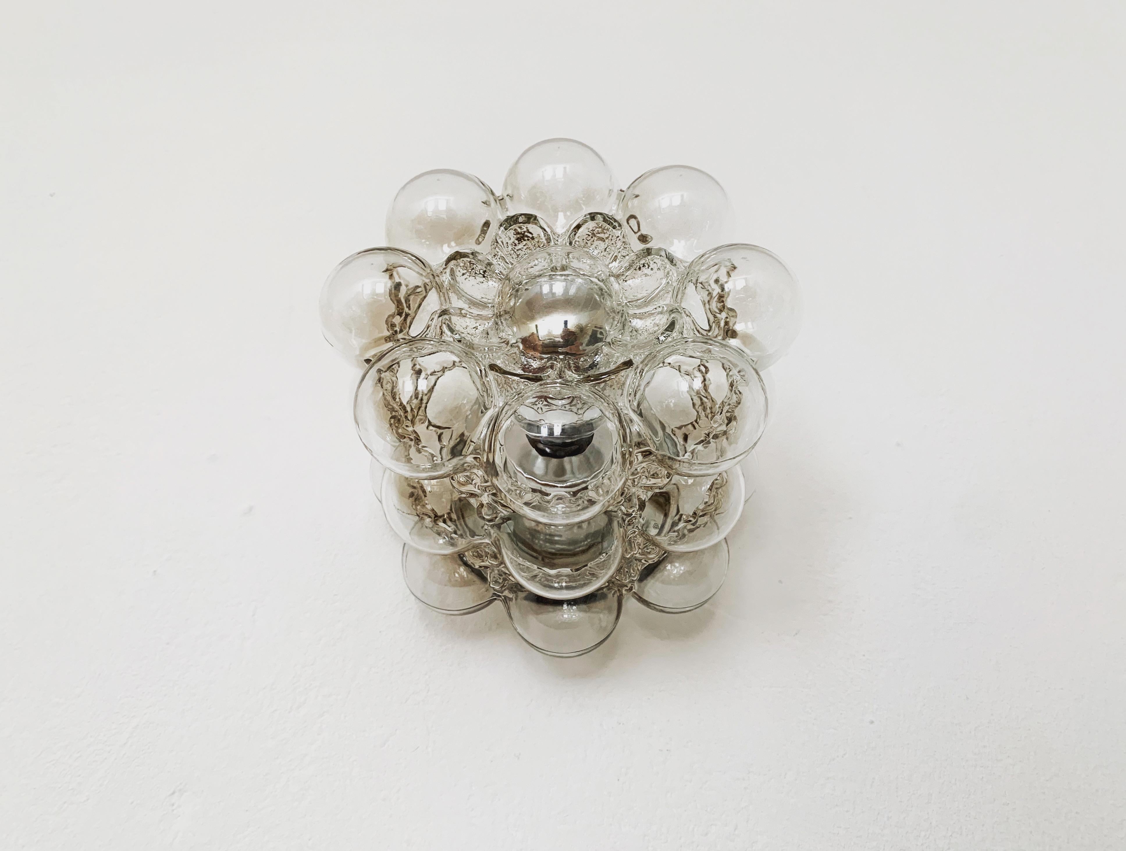 Exceptionnellement belle lampe murale ou plafonnier à bulles des années 1960.
Un design fantastique et une fabrication de haute qualité.
La lampe impressionne par ses jeux de lumière spectaculaires.

Fabricant : Glashütte Limburg.
Design/One :
