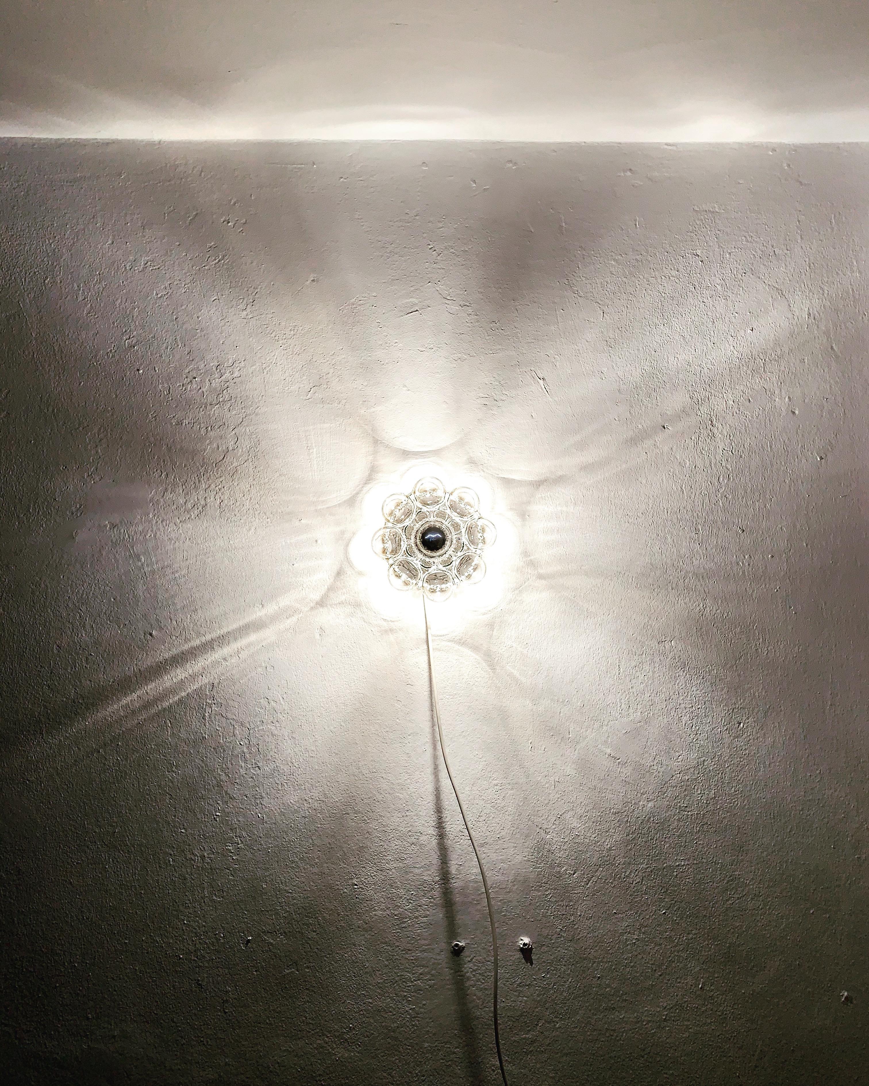 Milieu du XXe siècle Lampe murale ou lampe encastrée en verre Bubble par Helena Tynell pour Glashütte Limburg en vente