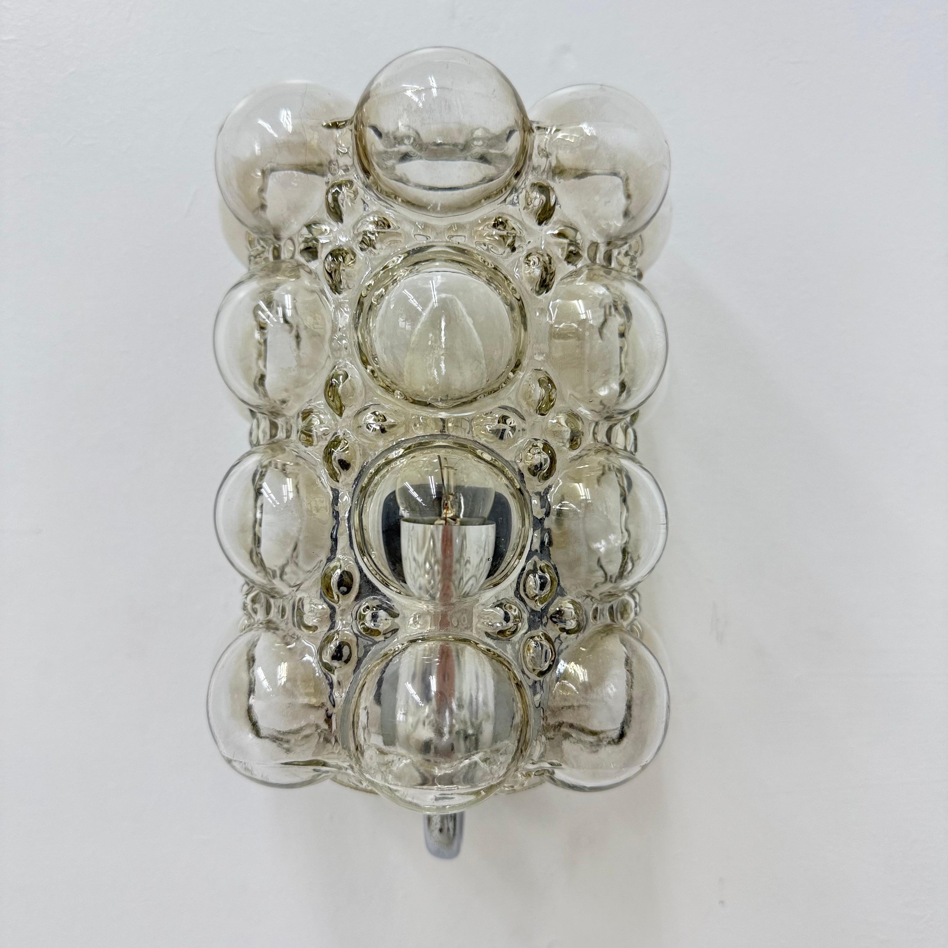Applique murale en verre Bubble par Helena Tynell pour Limburg, Allemagne, années 1970

Dimensions : 13cm Largeur , 11cm Profondeur , 22cm Hauteur
Condit : Bon
MATERIAL : Verre, métal