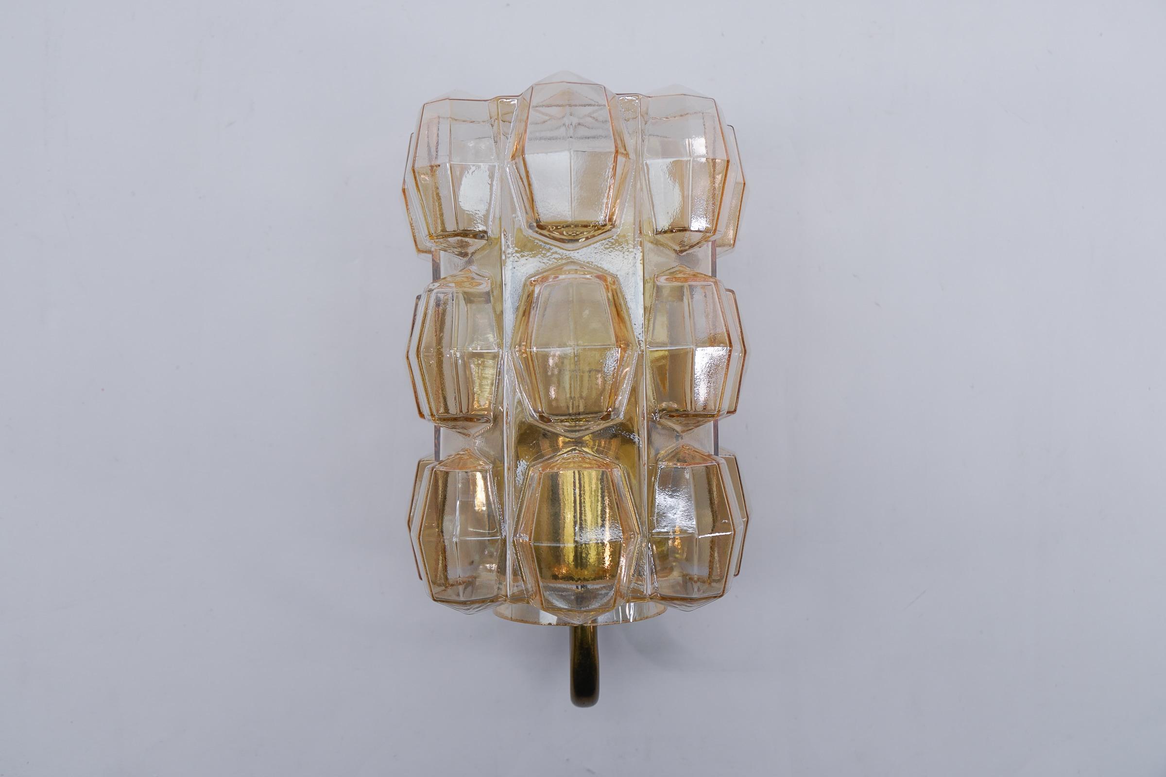 Executed in glass and metal. The lamp need 1 x E14 / E15 Edison screw fit bulb is wired, in working condition and runs both on 110 / 230 volt. Dimmable.

Our lamps are checked, cleaned and are suitable for use in the USA.