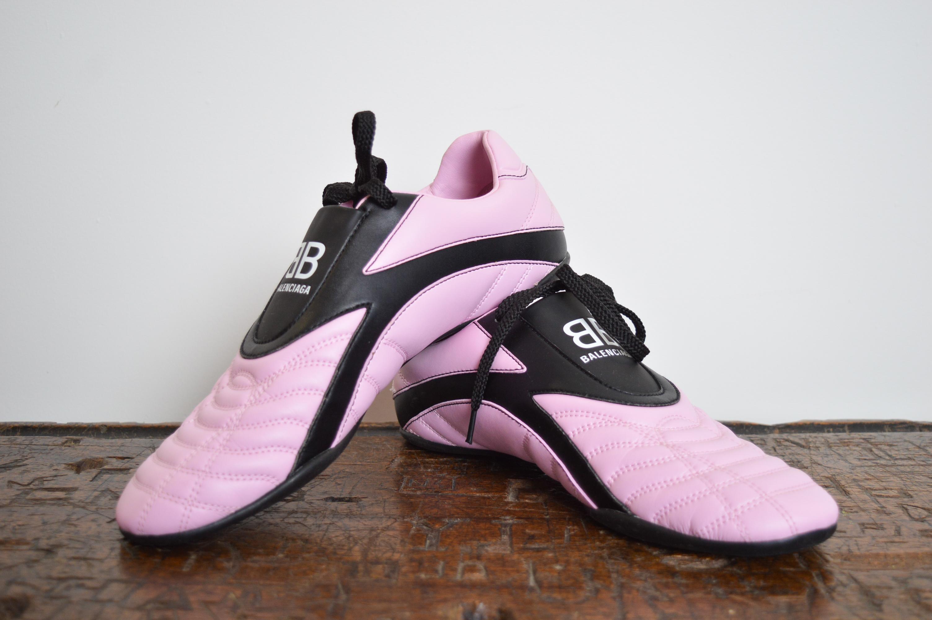 Fabuleuses baskets à lacets 'Zens' de Balenciaga en rose bubble gum, conçues par Demna Gvasalia.

Caractéristiques ;
Coloris rose bubble gum et noir avec logo Balenciaga sur le devant.
100% synthétique (sans cuir) 
Fermeture à lacets
Numéro