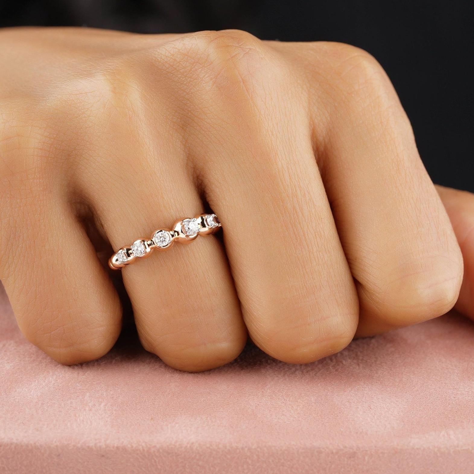 Art déco Bague d'éternité en or massif 14K avec soutien de diamants naturels (certifiés) en vente