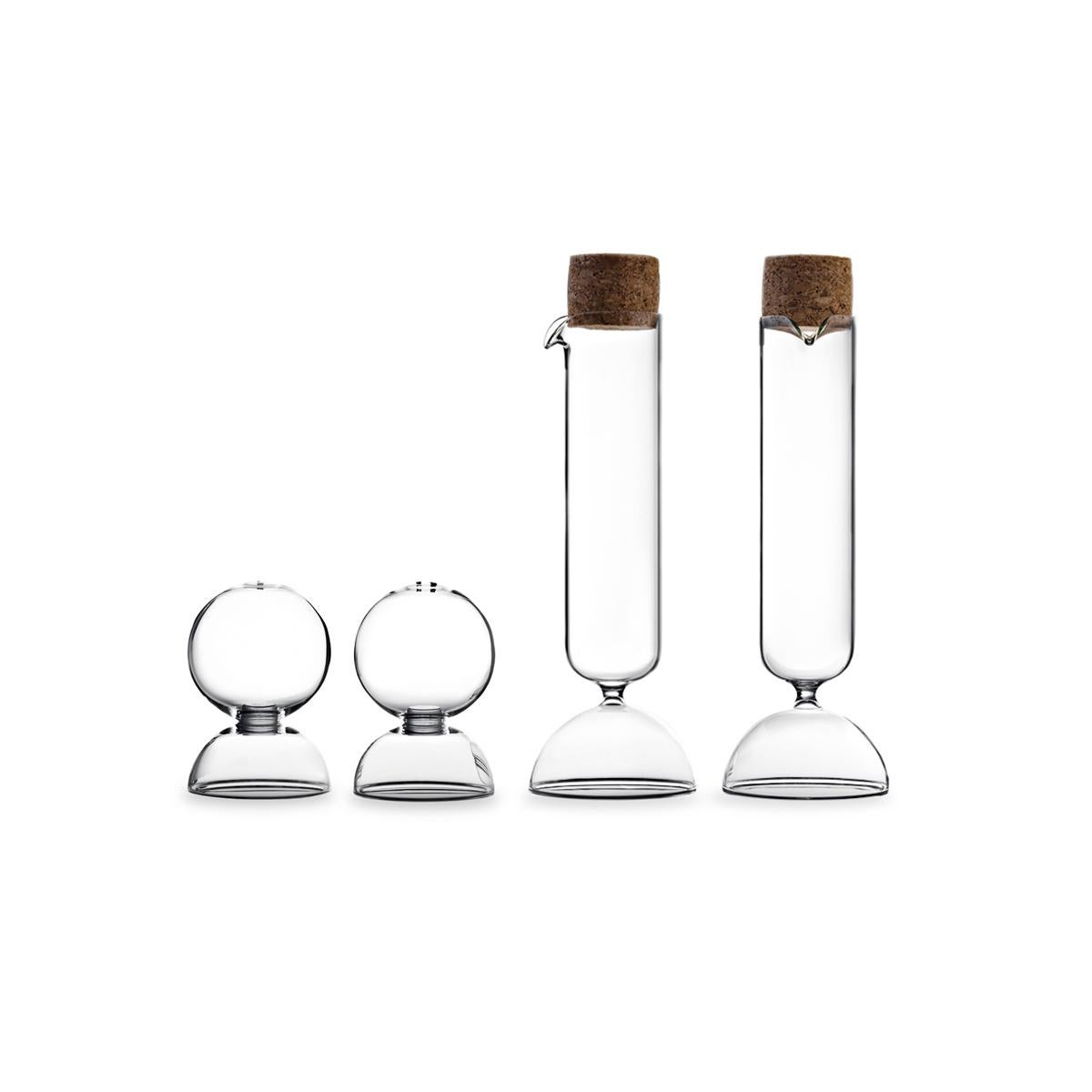 Bubble, entworfen von Gordon Guillaumier, ist ein Öl- und Essigspender-Set aus transparentem mundgeblasenem Glas mit Korkverschluss.