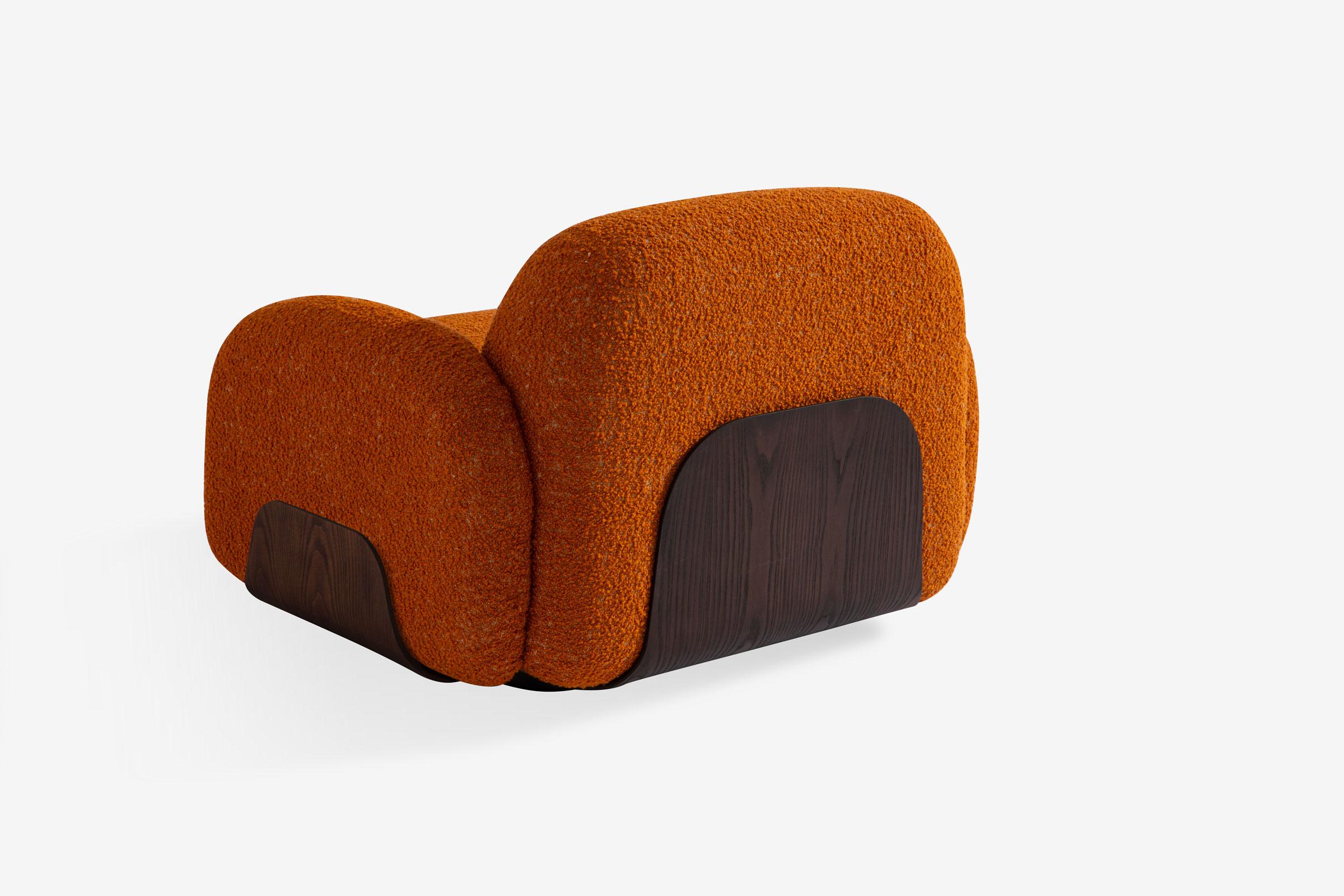 Upholstered armchair with armrests, with or without curves and wooden base. Structure in EPA certified plywood, fir, hardboard. Padded with open-cell polyurethane and Dacron layers, sprung with elastic straps. Curved in layers of ash-veneered beech