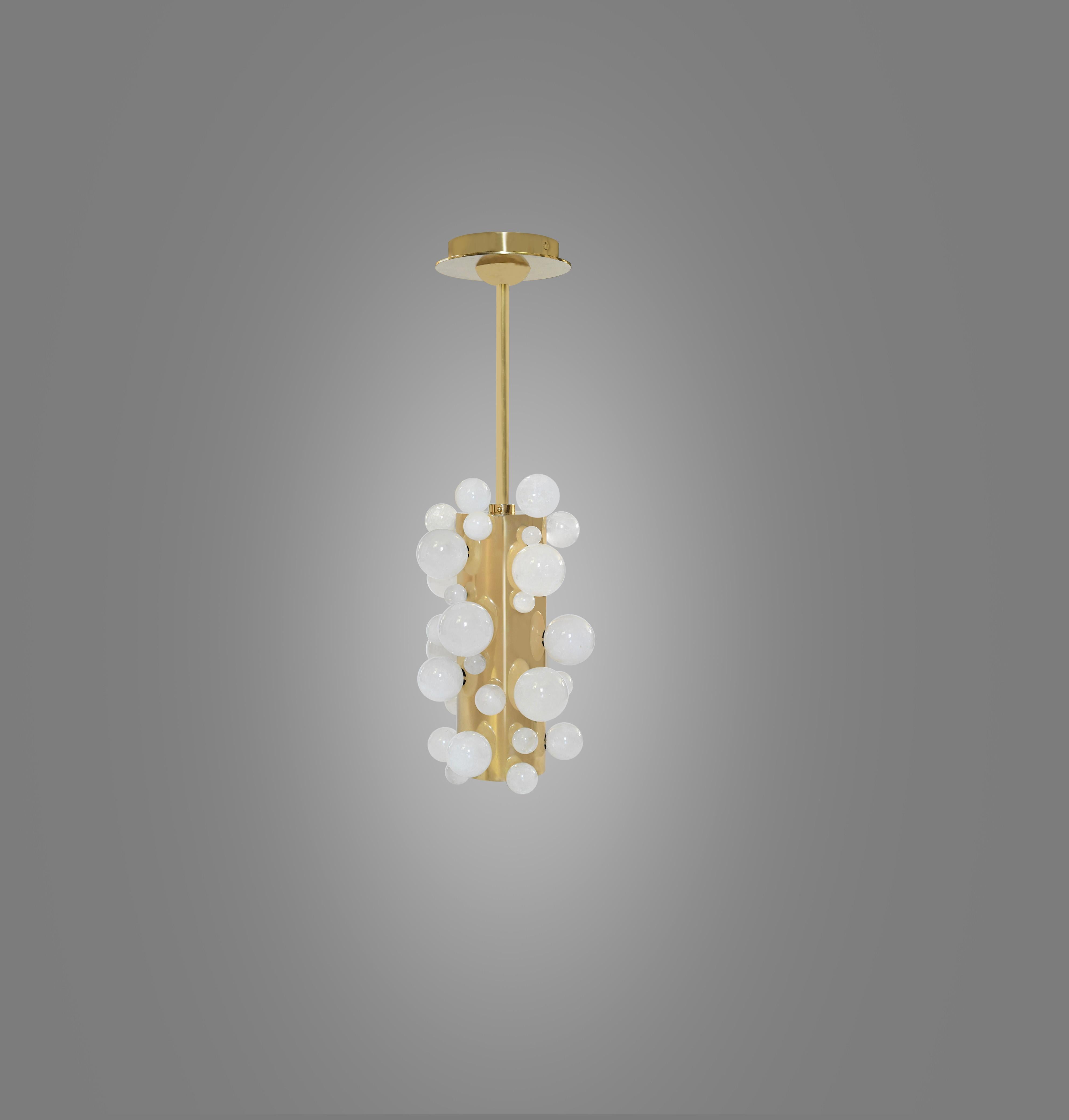 Pendelleuchte aus Bergkristall mit polierter Messingoberfläche. Erstellt von Phoenix Gallery, NYC.
Zwei Steckdosen installiert. Verwenden Sie warme LED-Glühbirnen. 50 W pro Stück. 100 W insgesamt.
Abmessungen des Anhängers: 8