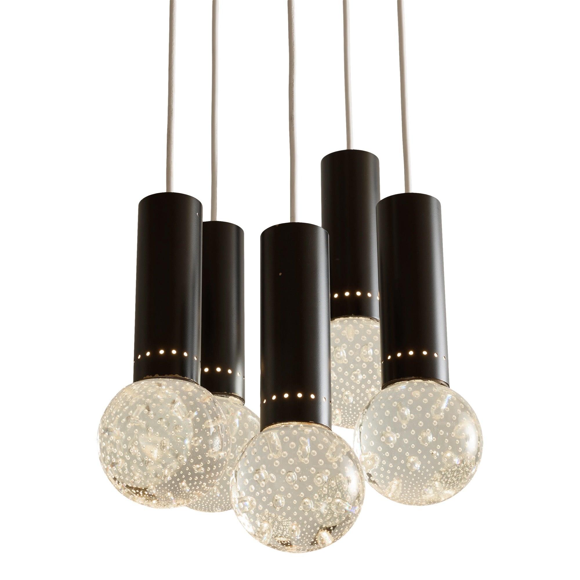 Una lampada da soffitto con cinque 