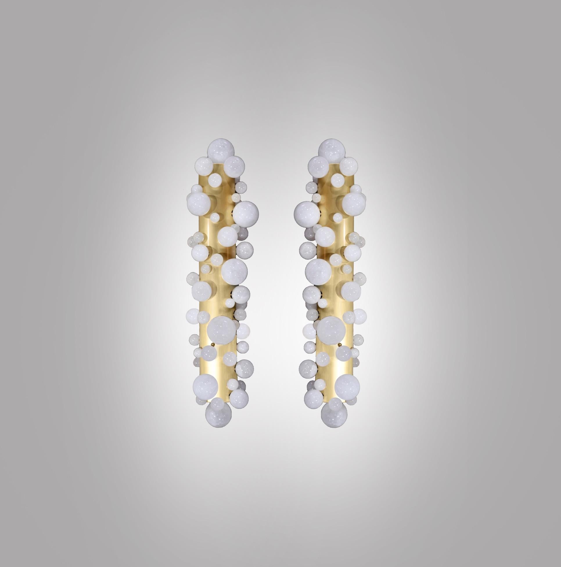 Ein Paar Wandleuchter aus Bergkristall mit matter Messingoberfläche. Erstellt von Phoenix Gallery, NYC.
Jede Leuchte hat vier Steckdosen. Verwenden Sie vier warme 60W LED-Glühbirnen. Insgesamt max. 240 W. Inklusive Glühbirnen.
Kundenspezifische
