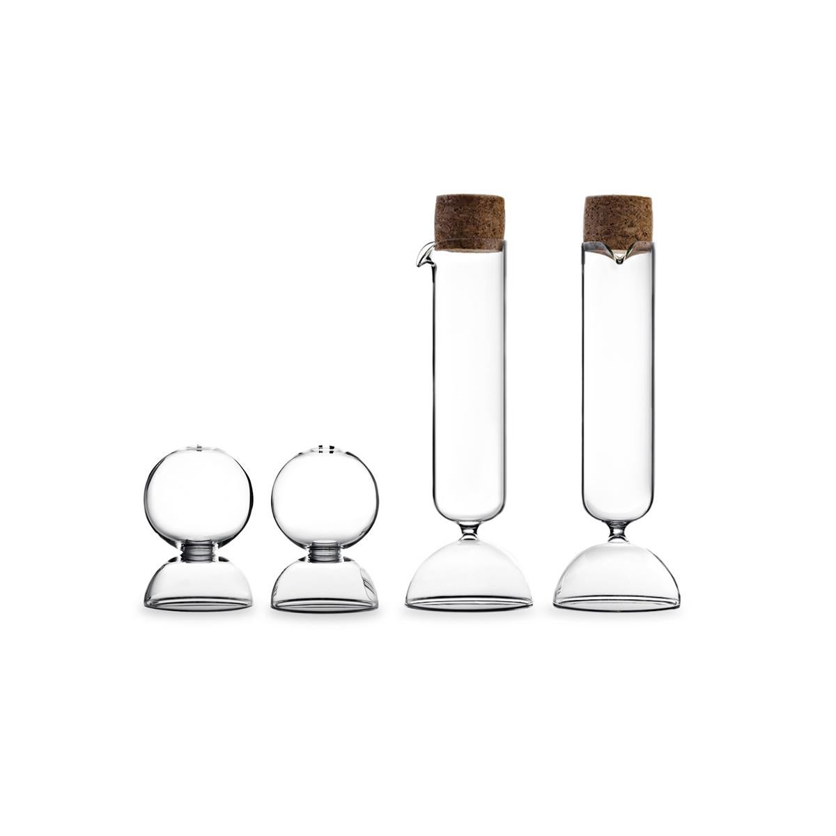 Bubble, diseñado por Gordon Guillaumier, es un juego de salero y pimentero de vidrio soplado transparente. De la misma familia es el conjunto dispensador de aceite y vinagre disponible también en 1stdibs.