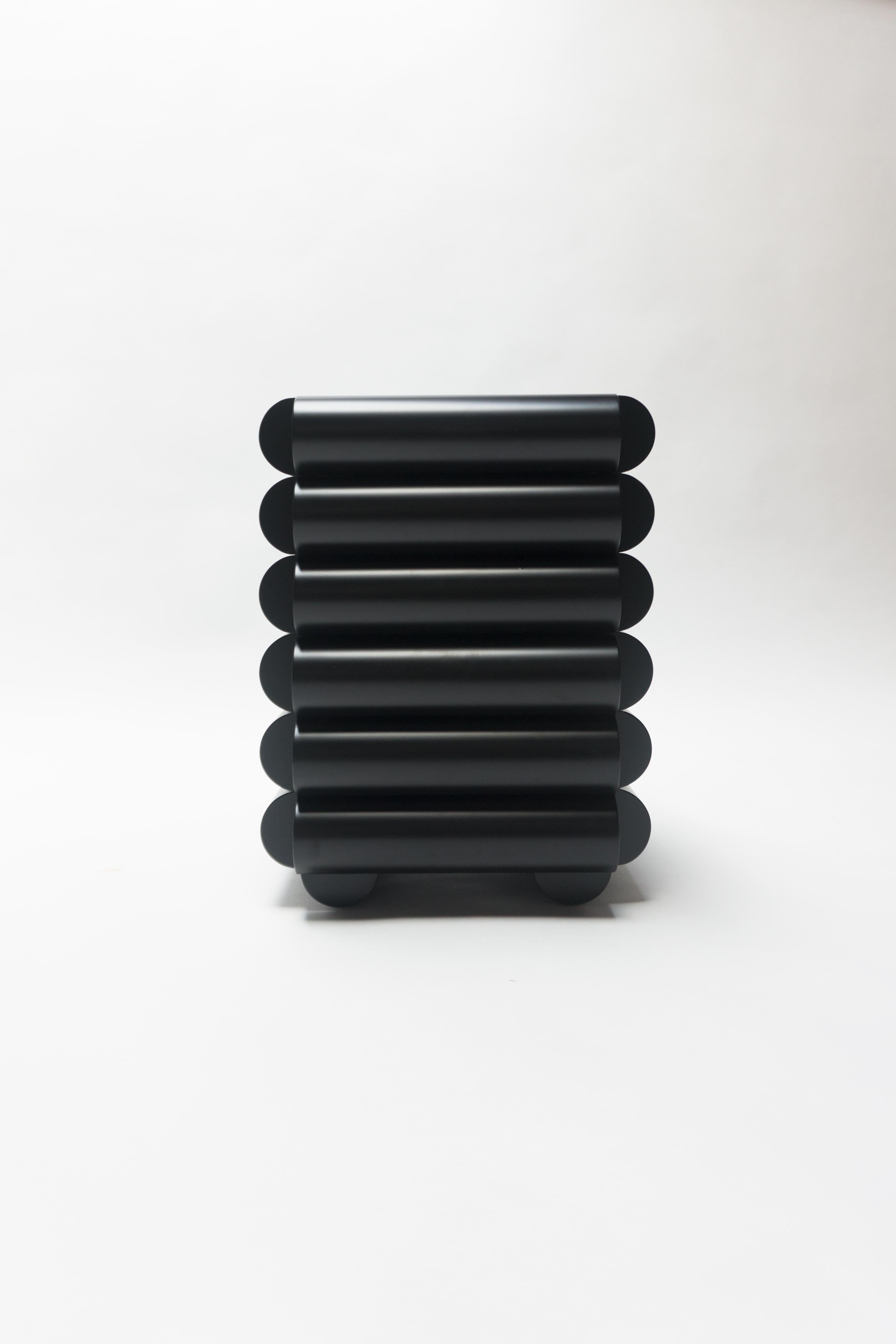 Une petite table d'appoint qui a de l'allure. Les glissières de tiroirs à fermeture douce sous le support permettent de conserver un design propre et sophistiqué.

Les tiroirs à queue d'aronde en chêne blanc cérusé fonctionnent avec un mécanisme
