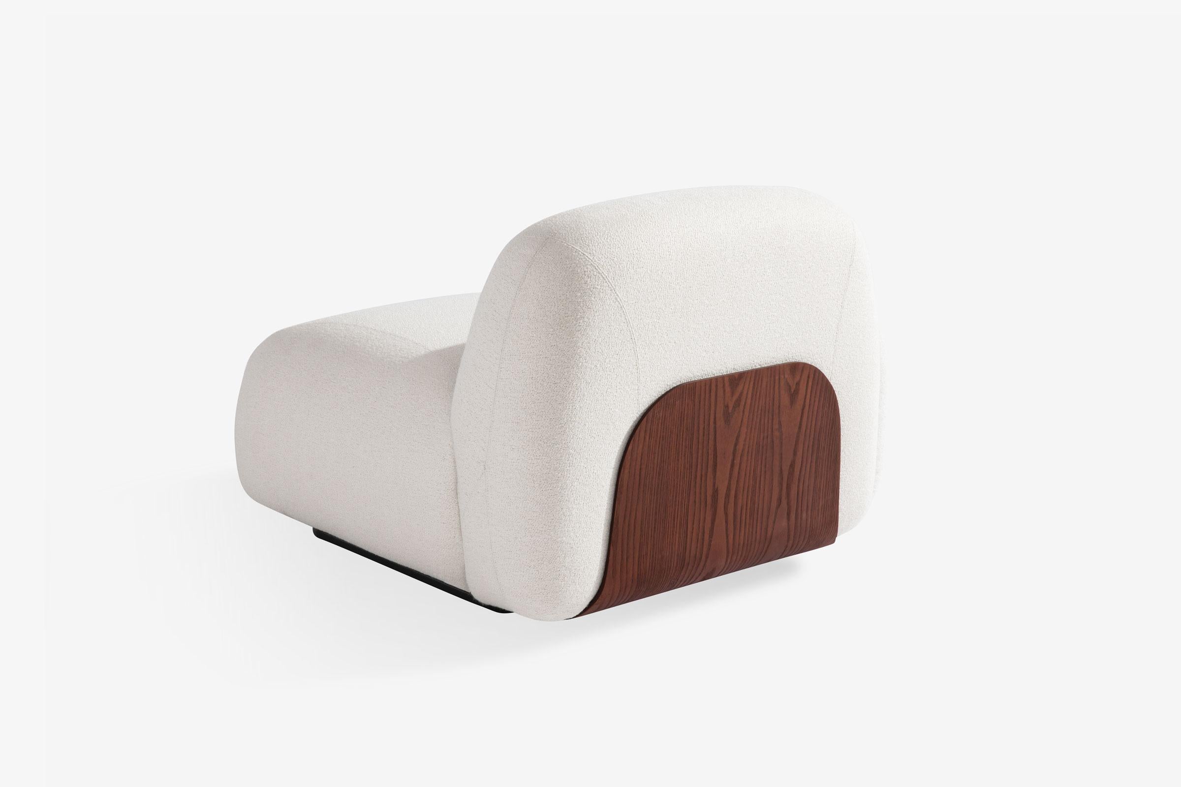 Sillón individual / módulo tapizado sin reposabrazos, con o sin curvas y base de madera. Estructura de contrachapado, abeto y tablero duro con certificación EPA. Acolchado con capas de poliuretano de célula abierta y Dacron, con correas elásticas.
