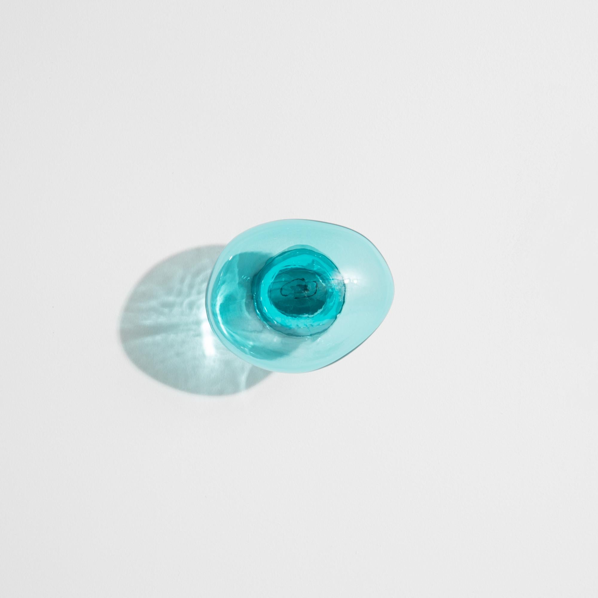 Handgeblasen in einer Form, der Blasenmantelkoch  gibt es in zwei Größen und sie bilden sich wie Seifenblasen in unvorhersehbaren Formen. Das Ergebnis ist eine Verjüngung der Wohnung durch farbenfrohe und doch transparente Akzente. Die Designer