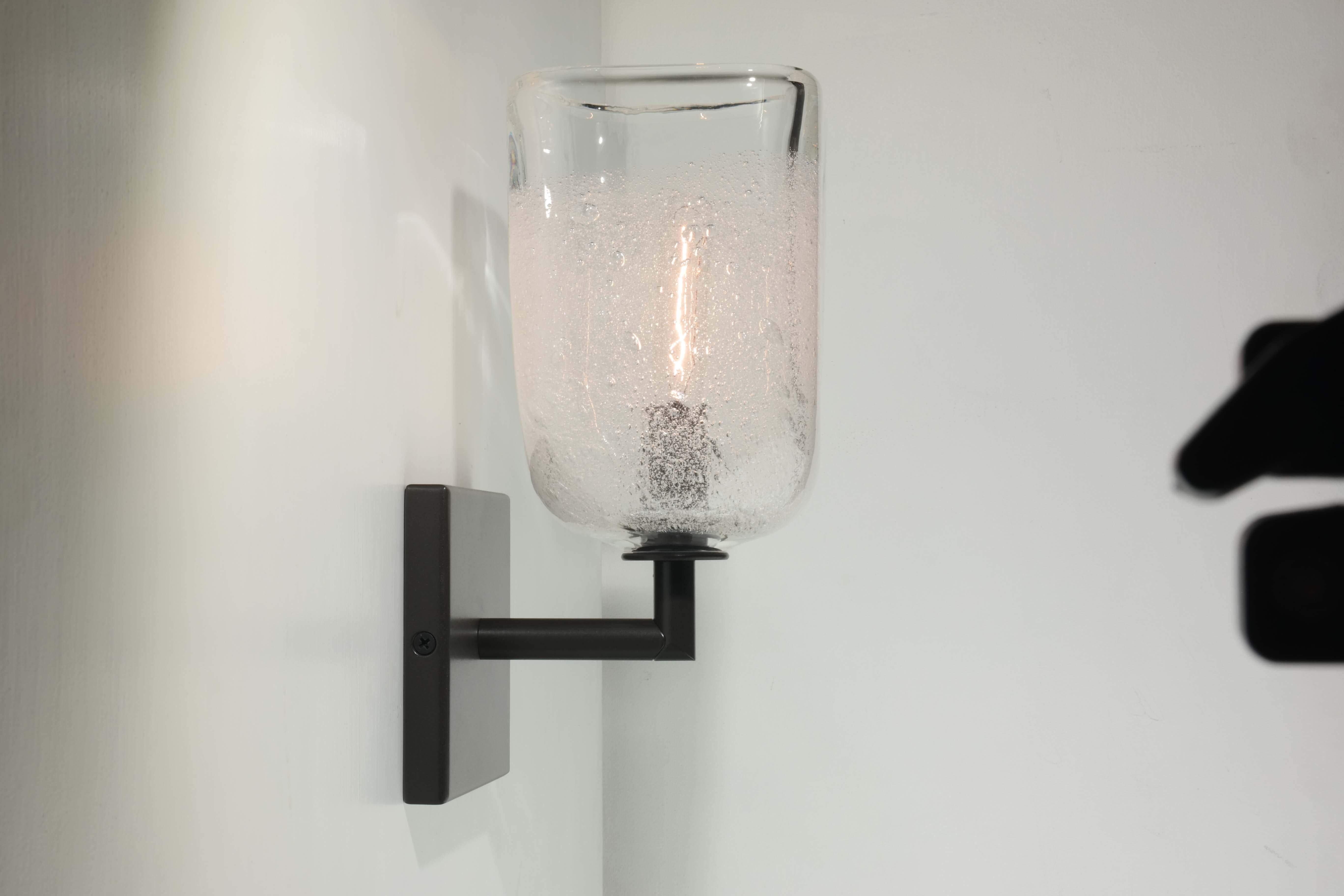 Quadratische Blasen-Wandleuchter mit Bogen, mundgeblasenes klares Blasenglas, auf Bestellung gefertigt (21. Jahrhundert und zeitgenössisch) im Angebot