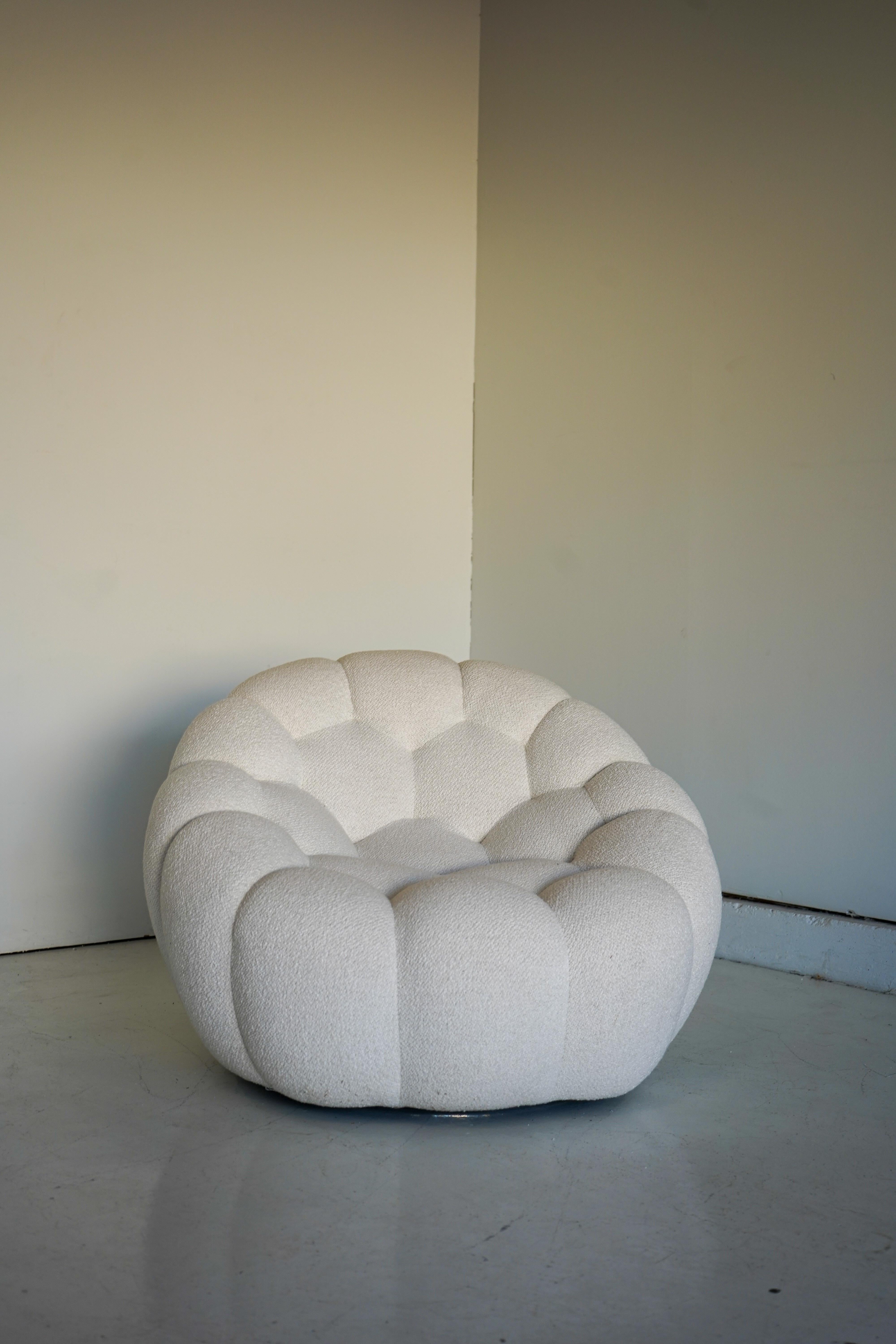 Conçue en 2014 par Sacha Lakic pour Roche Bobois, la série Bubble est rapidement devenue l'une des séries les plus appréciées de l'emblématique fabricant français. 

Cet élégant modèle en boucle blanche pivote gracieusement et est en excellent état,