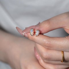 Bubble Tea Design – Ohrstecker mit australischem Massivopal und Diamanten, 14 Karat Gelbgold