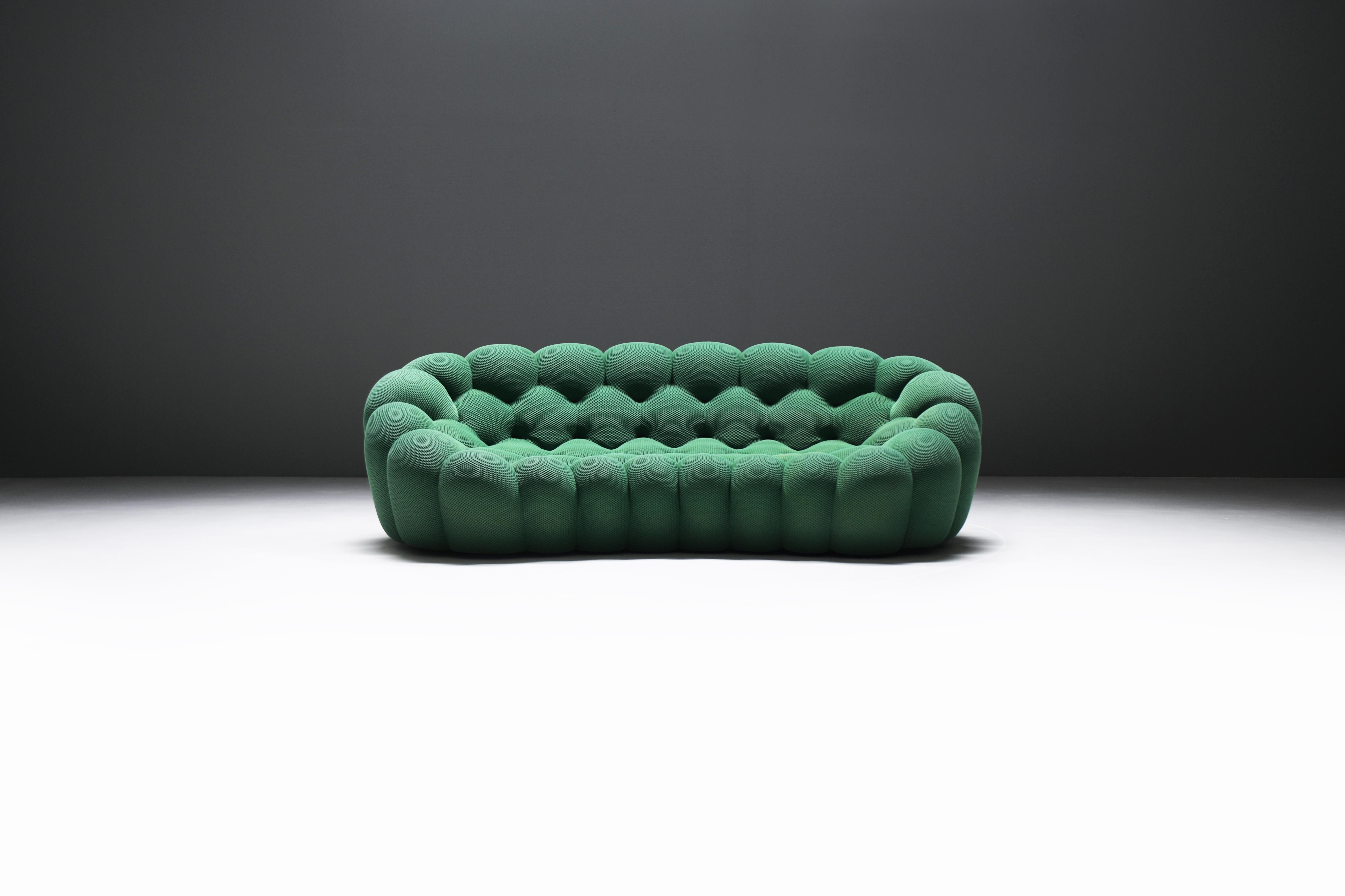 Une prouesse technique et créative : le canapé Bubble en tissu Techno vert.  Inspiré de formes naturelles et entièrement réalisé à la main, son tissu innovant épouse parfaitement les lignes paddées, presque voluptueuses. Signé !
Conçu par Sacha
