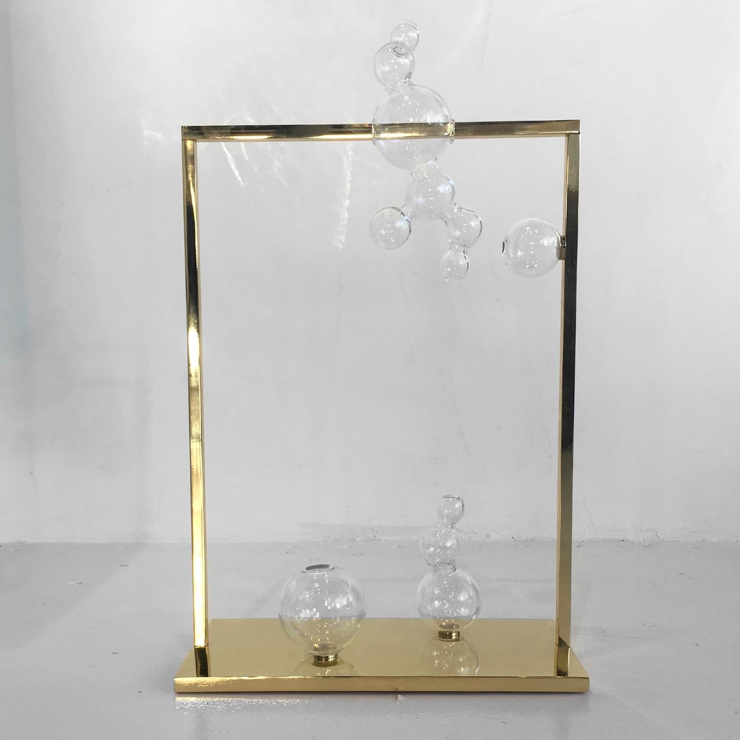 Moderno Scultura in vetro con vaso a bolle e cornice in ottone, Made in Italy in vendita