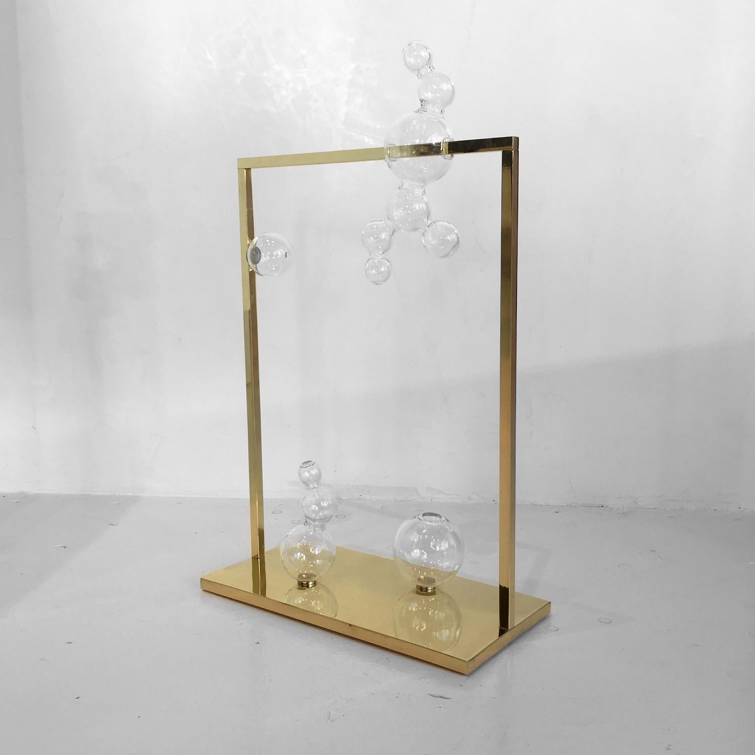 Italiano Scultura in vetro con vaso a bolle e cornice in ottone, Made in Italy in vendita