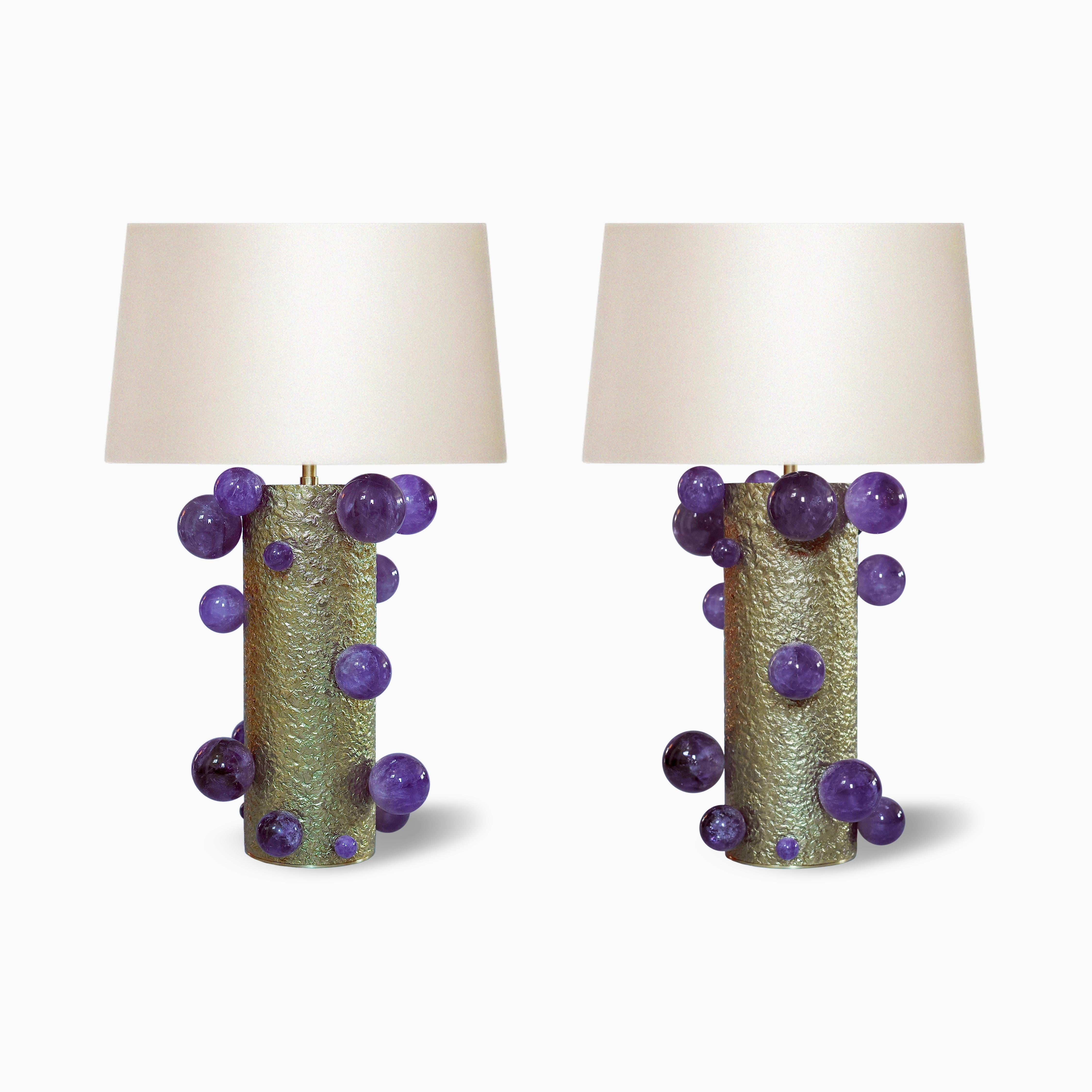 burbujas de cristal de roca amatista con soporte de latón martillado,a la parte superior del cristal de roca 17 pulgadas.creado por Phoenix 
Las pantallas no están incluidas.