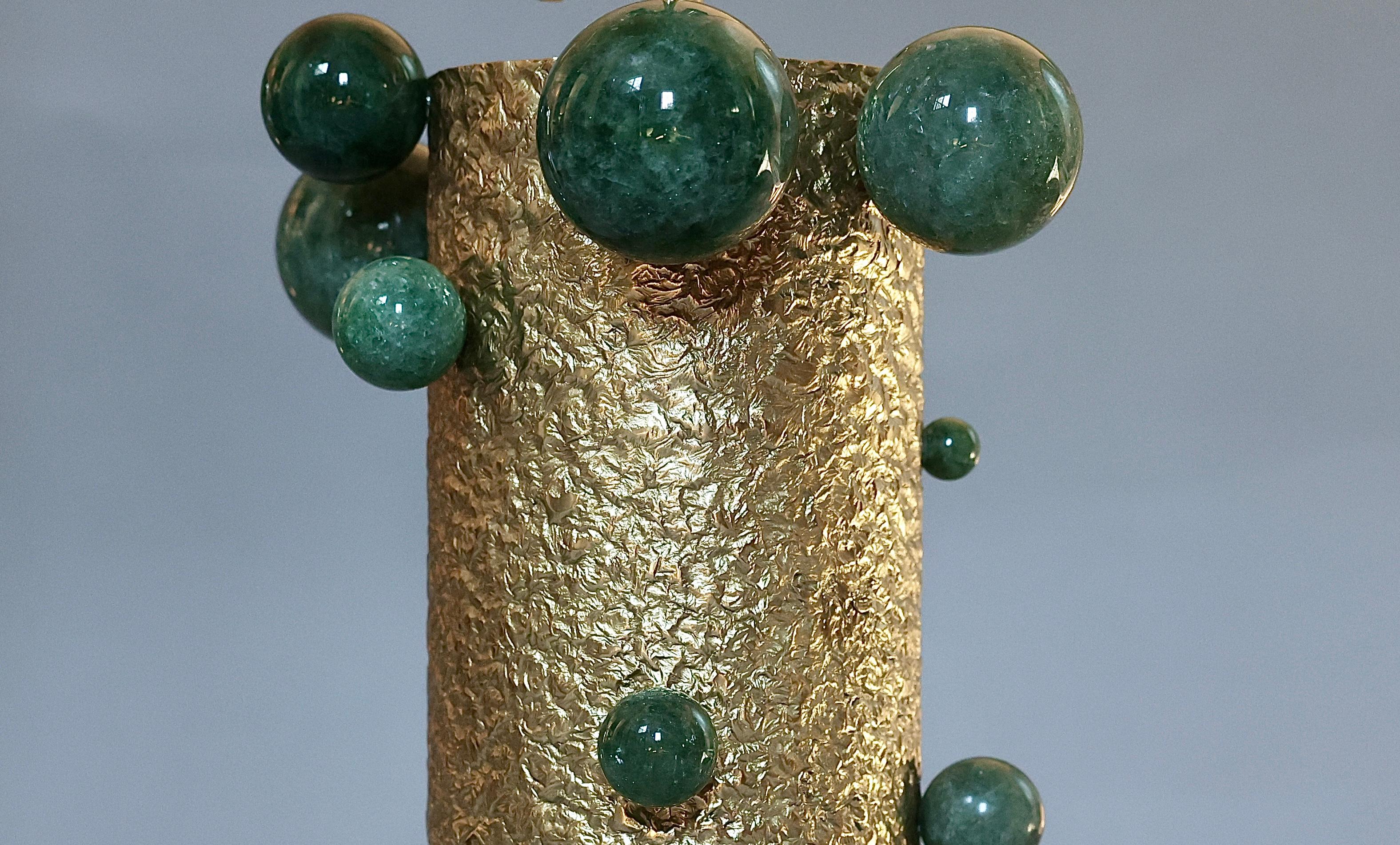 Lampes bulles en cristal de roche vert avec base en laiton martelé, créées par Phoenix 

L'abat-jour n'est pas inclus 