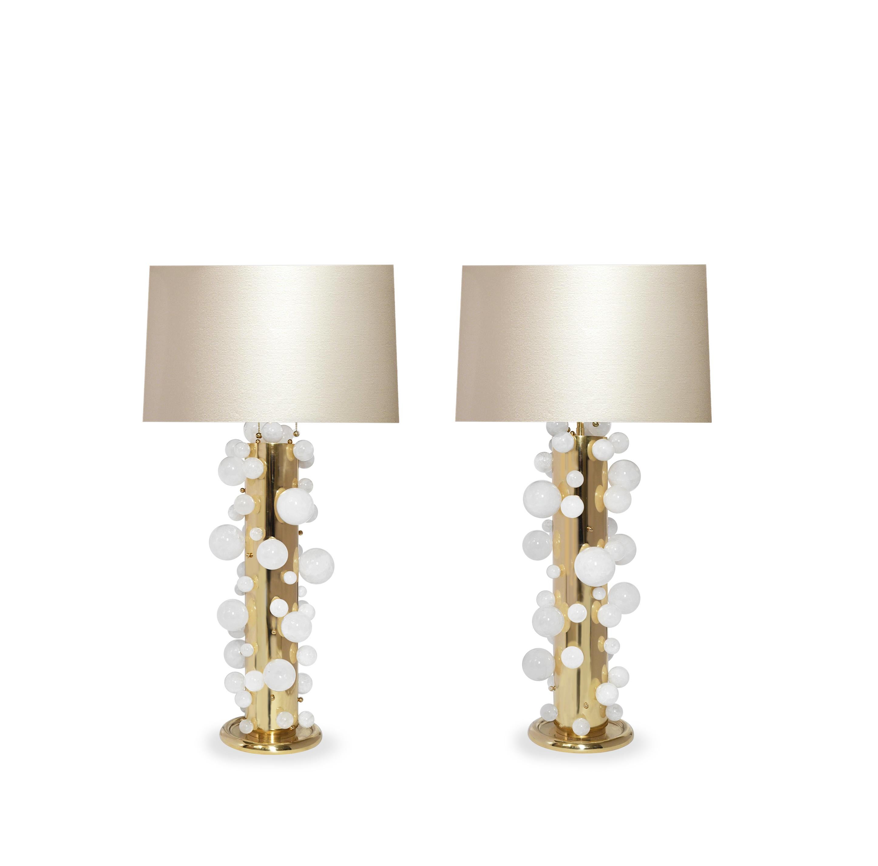 Paire de lampes à bulles en cristal de roche luxueuses avec des cadres en laiton poli. Créé par Phoenix Gallery, NYC.
Chaque lampe a installé deux douilles.
Jusqu'au sommet du cristal de roche 25.75