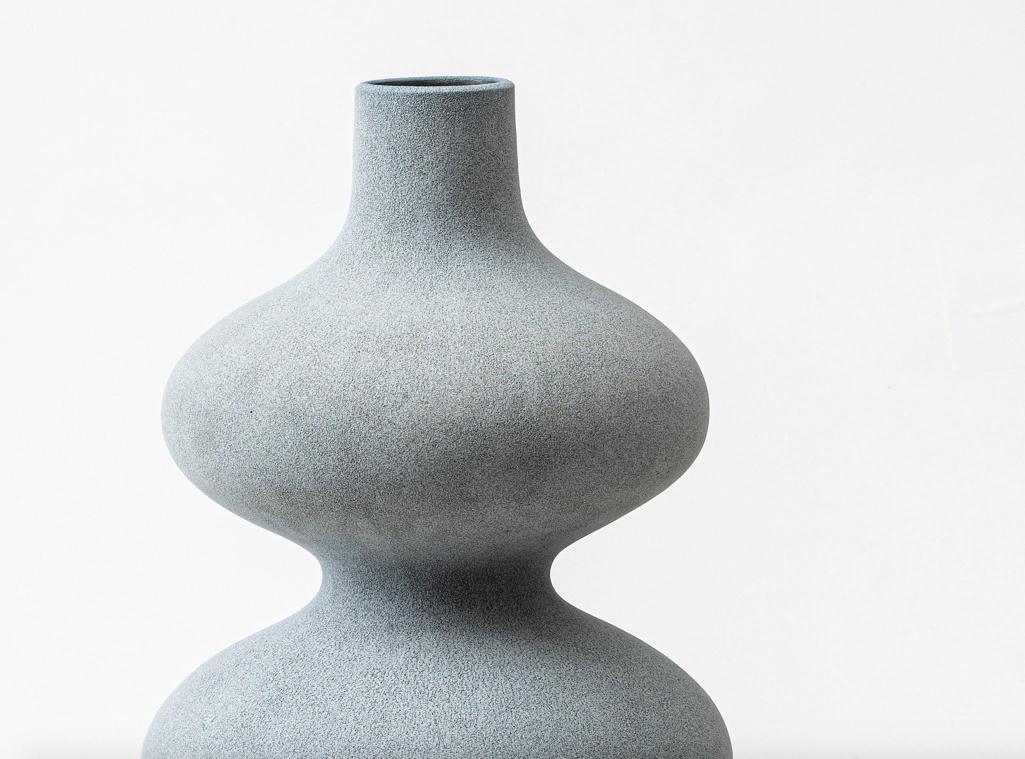 Vaso a balaustro I, 2024, (Ceramica, C. H. I.C. x 9.5 diam., N. Oggetto: 4246)

Le sculture di Heisselberg Pedersen sono modellate a mano in gres e smaltate con smalti a base di barbottina, che conferiscono alle opere una superficie asciutta e