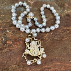 Collier « Bubbles » de 17 pouces avec une grenouille en émail et des perles Akoya argentées, en or 18 carats et 14 carats
