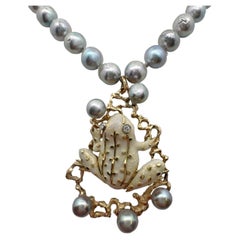Collier « Bubbles » de 17 pouces avec une grenouille en émail et des perles Akoya argentées, en or 18 carats et 14 carats