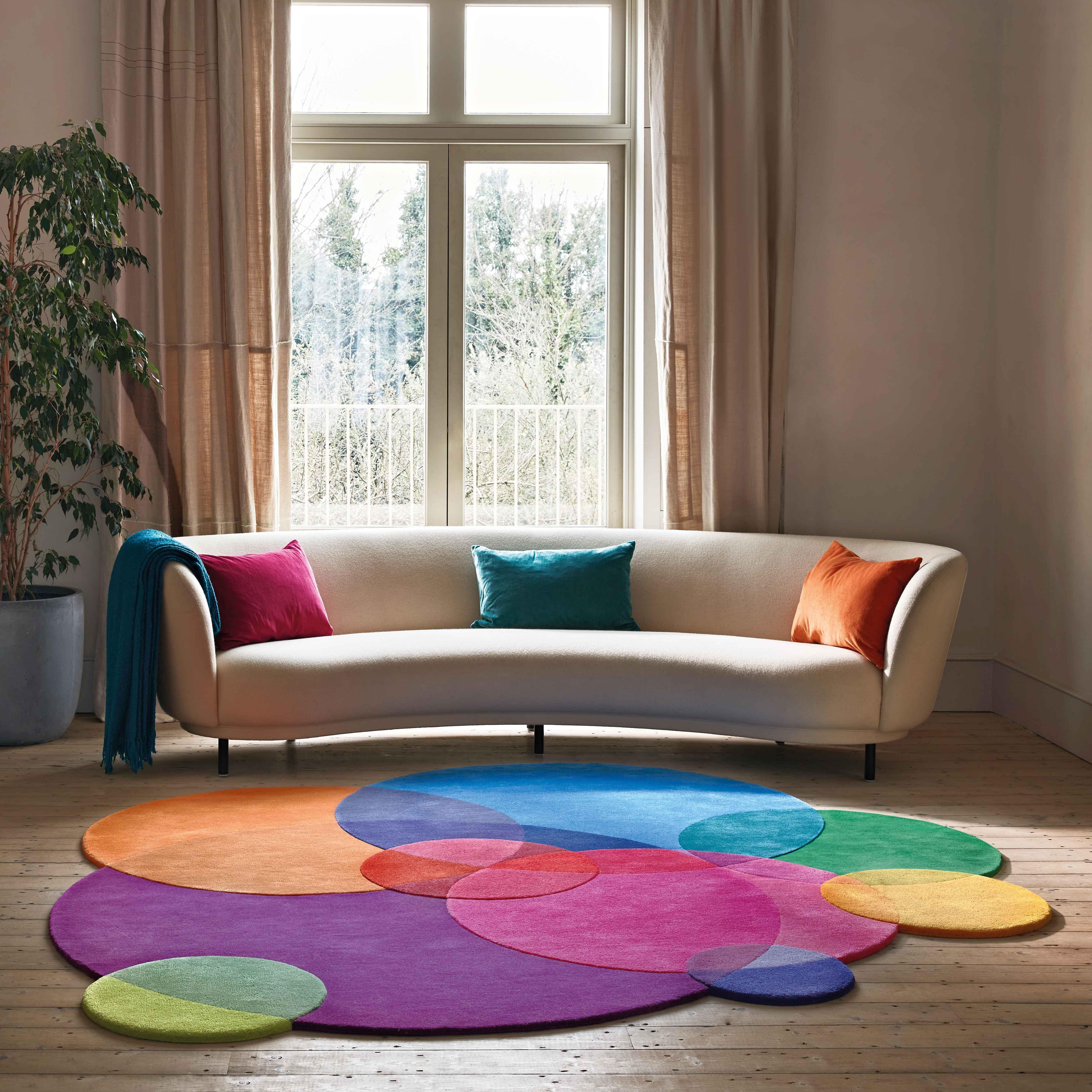 Burbujas es una alfombra multicolor hecha a mano en pura lana por tejedores artesanos, que juega con el color como si fuera de papel translúcido. Esta alfombra de lana natural es una representación lúdica y vibrante de burbujas sopladas desde una