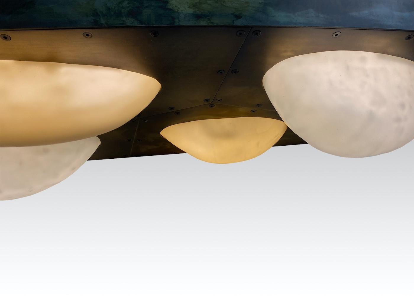 Patinato Lampadario in ottone patinato e curvo con bolle e forme di vetro accartocciato illuminate in vendita